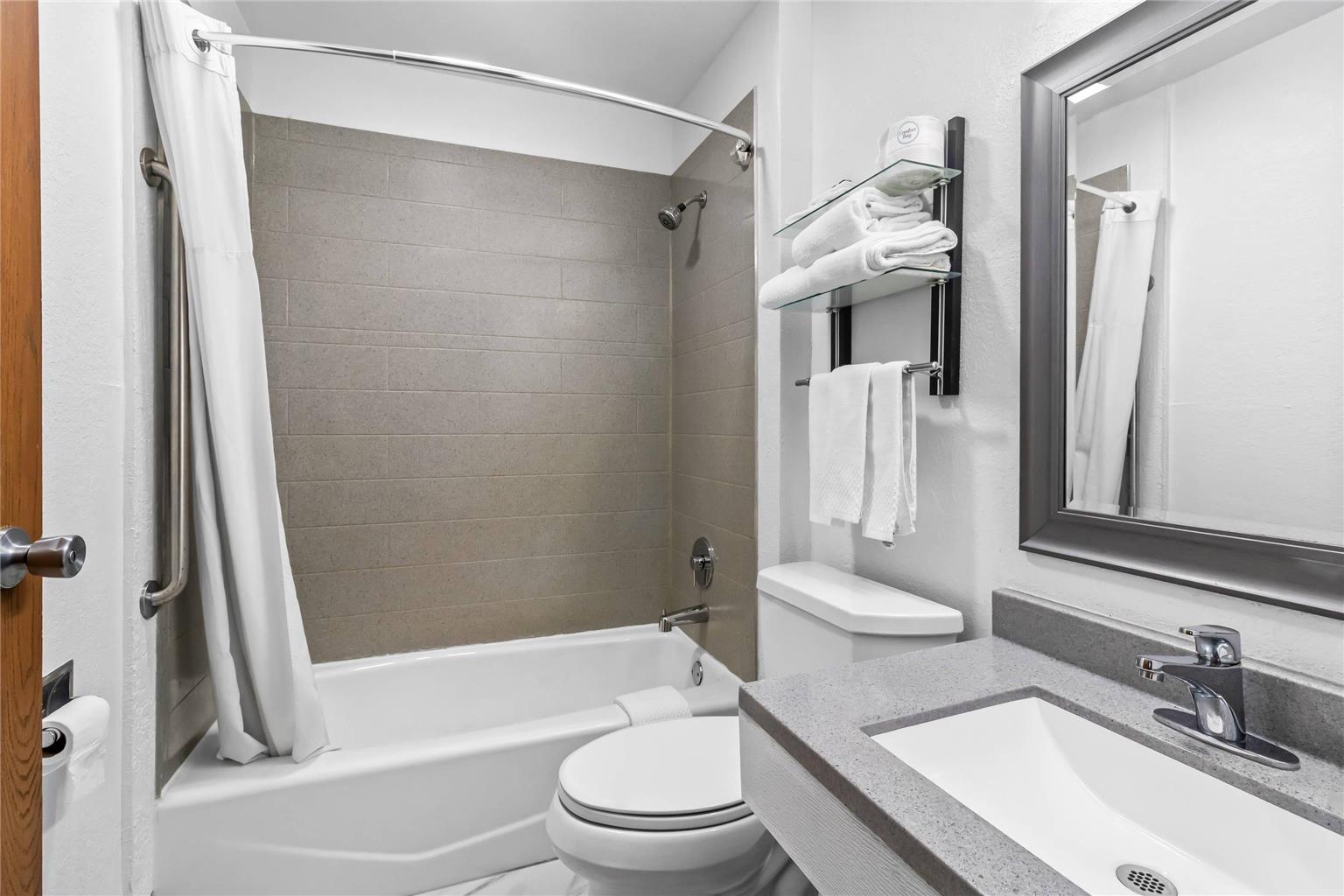 RODEWAY INN DELMONT-guestroom-Guest Room,Bathroom,On-Site.jpg