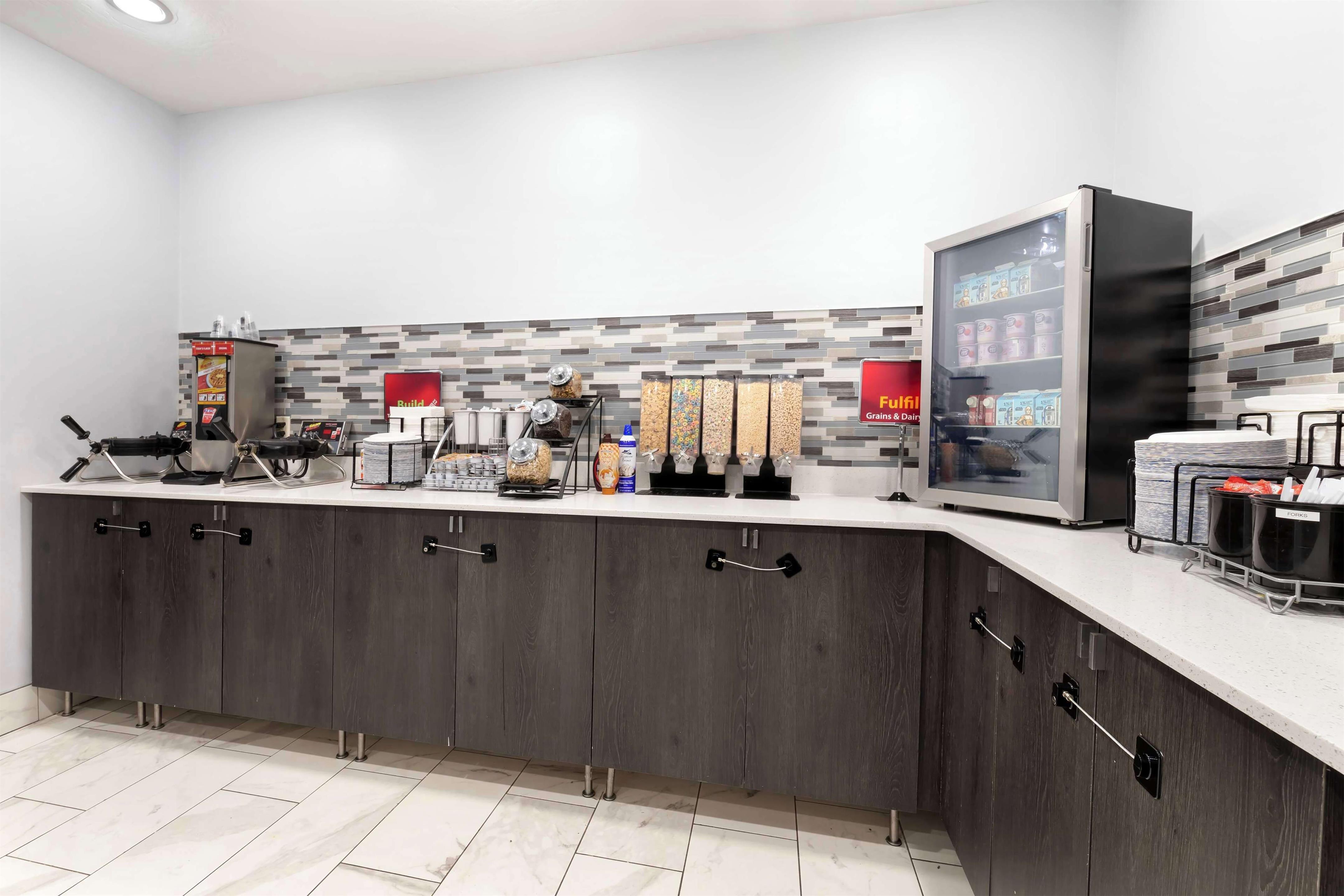 Breakfast Area | Wyndham Garden Appleton