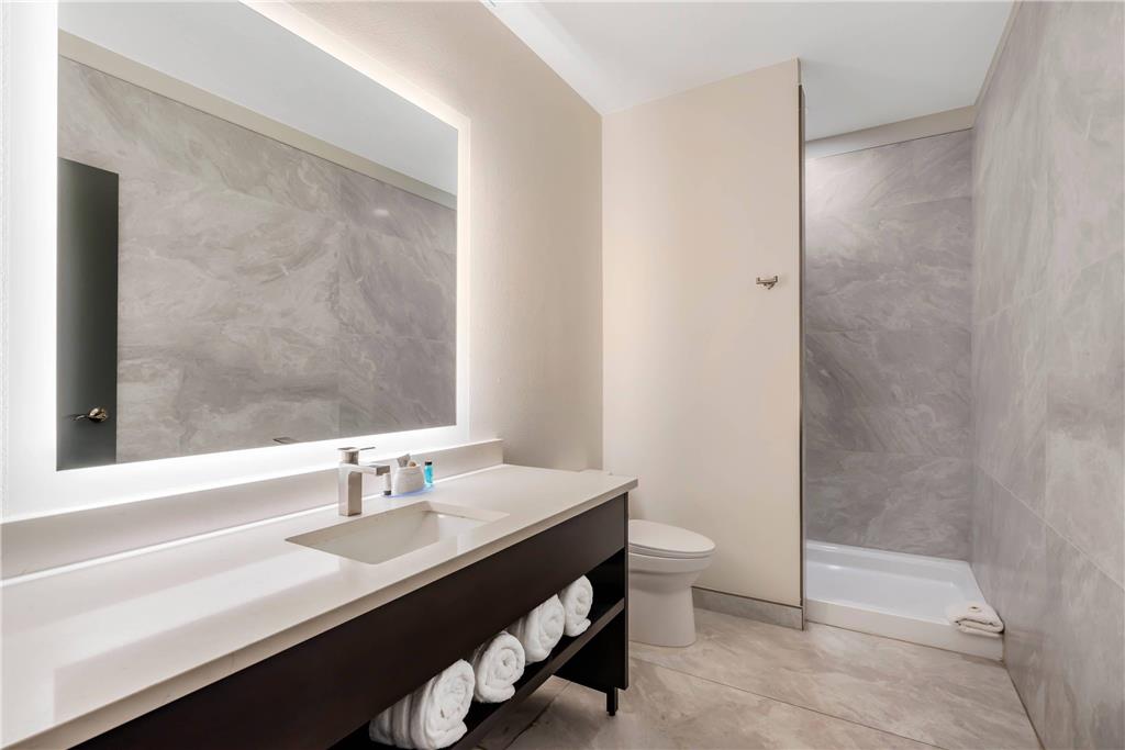 GRANT STREET INN AN ASCEND COLLECTI-guestroom-Guest Room,Bathroom,On-Site.jpg