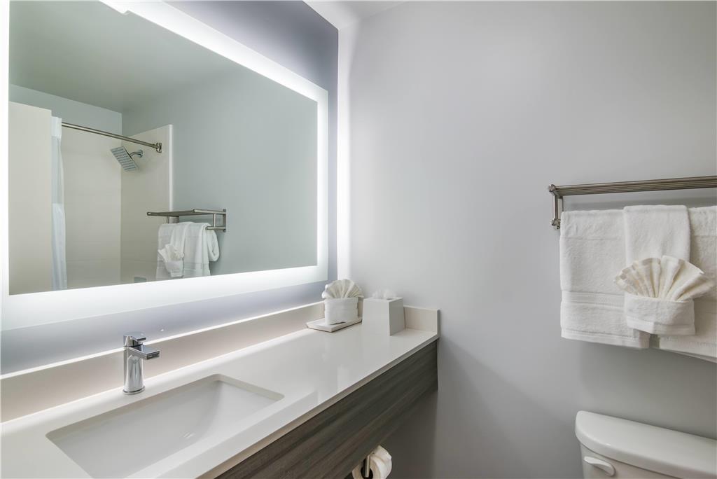 HOURGLASS HOTEL, TRADEMARK COLLECTI-guestroom-Guest Room,Bathroom,On-Site.jpg