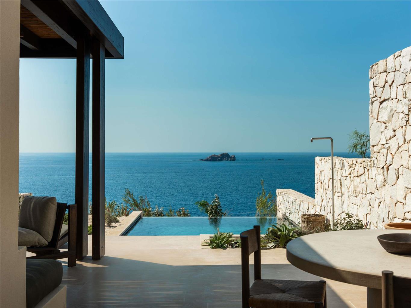 Luura Paros Cliff