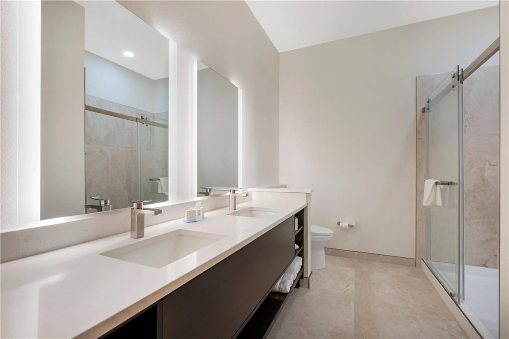 THE J HOTEL DUNEDIN CLEARWATER AN A-guestroom-Guest Room,Bathroom,On-Site.jpg