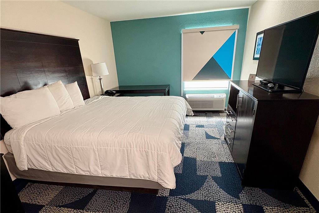 BAYMONT IOWA LAKE CHARLES-guestroom-Guest Room,On-Site.jpg
