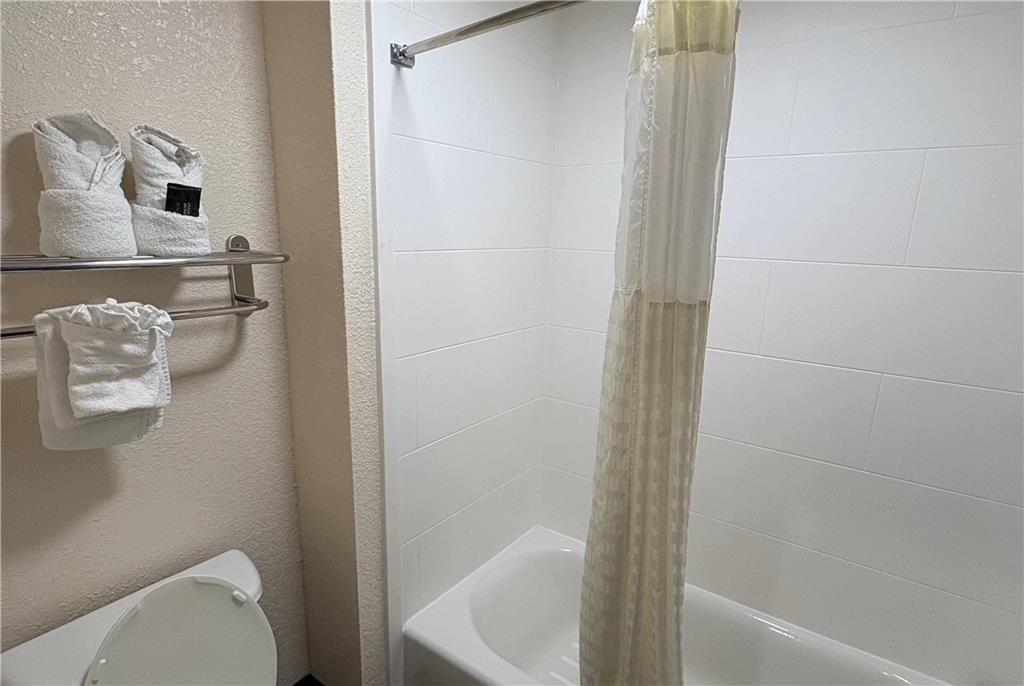 BAYMONT IOWA LAKE CHARLES-guestroom-Guest Room,Bathroom,On-Site.jpg