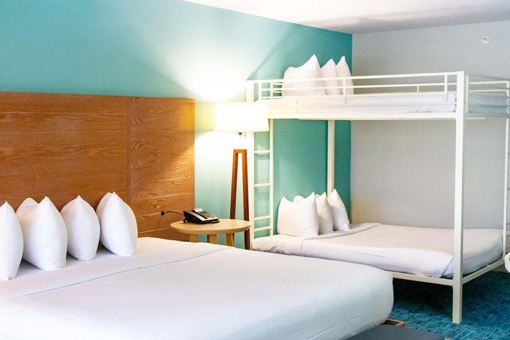 MARGARITAVILLE RESORT BILOXI-guestroom-Guest Room,On-Site.jpg