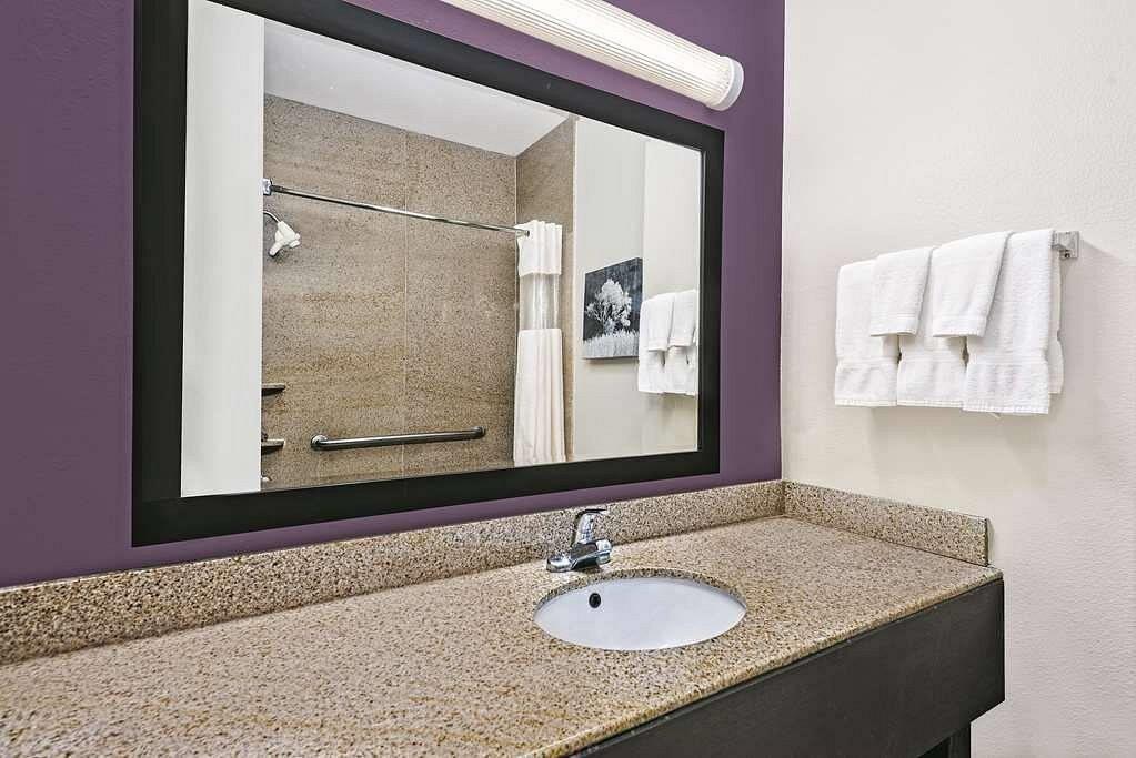VISTA DEL SOL HOTEL - ROSENBERG-guestroom-Guest Room,Bathroom,On-Site.jpg