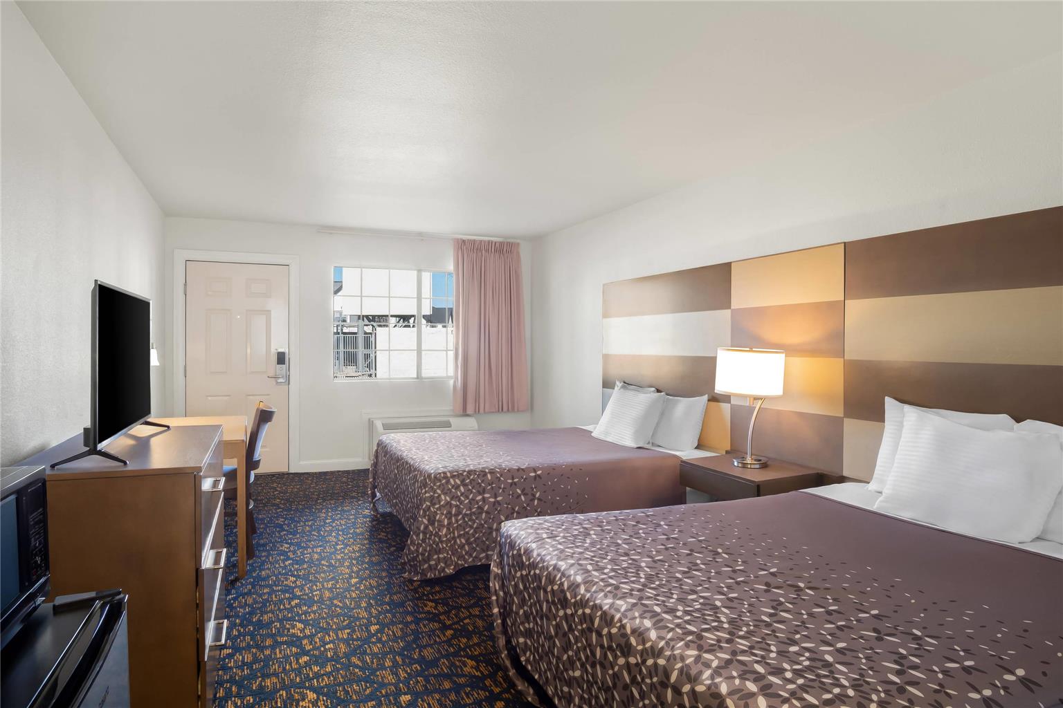 RODEWAY INN GARLAND HARBOR POINT-guestroom-Guest Room,On-Site.jpg