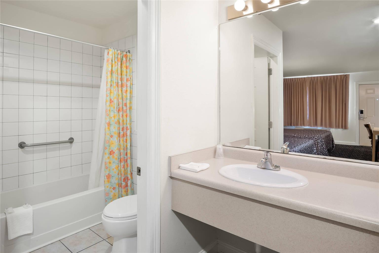 RODEWAY INN GARLAND HARBOR POINT-guestroom-Guest Room,Bathroom,On-Site.jpg
