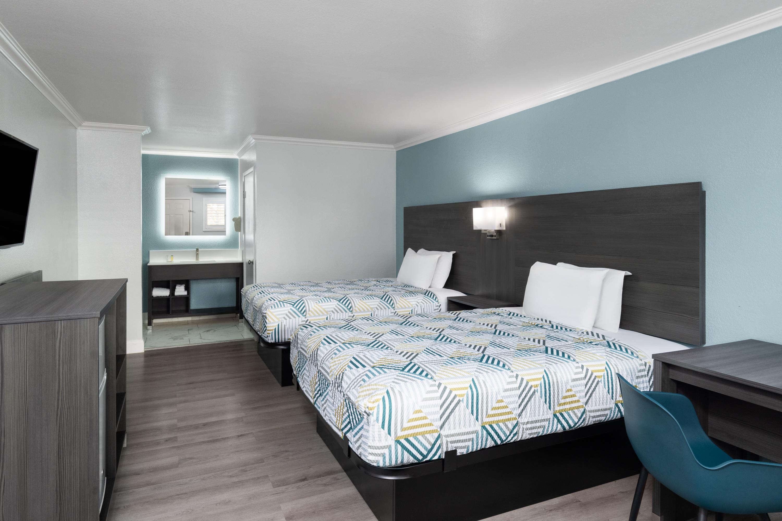 2 Queen Beds image