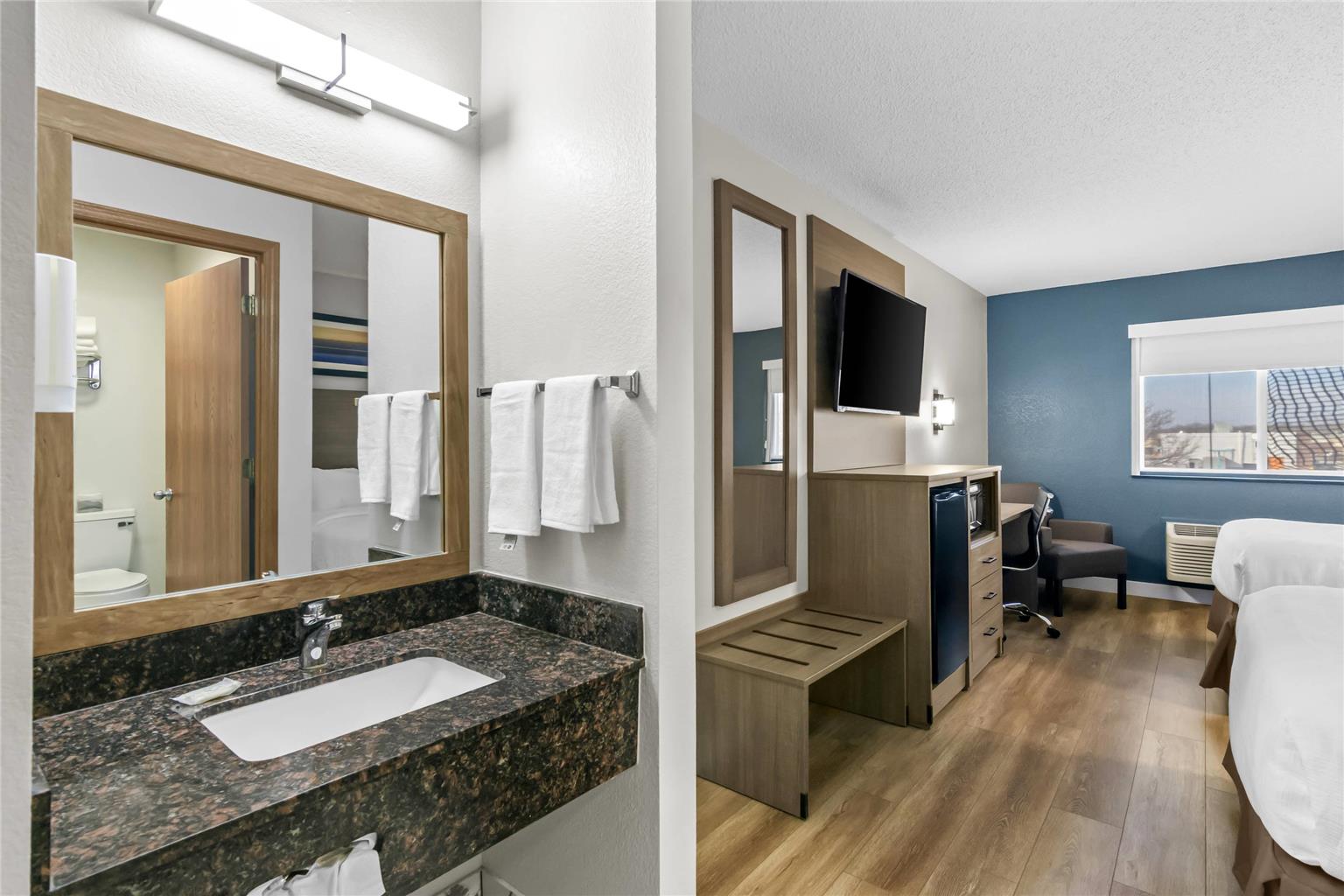 QUALITY INN NEOSHO-guestroom-Guest Room,On-Site.jpg