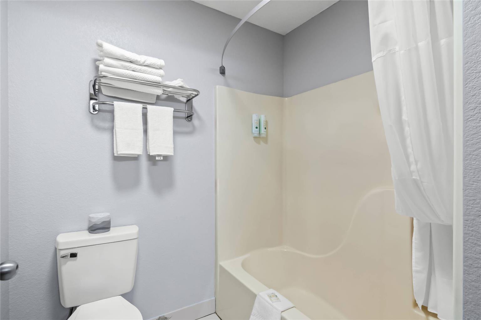 QUALITY INN NEOSHO-guestroom-Guest Room,Bathroom,On-Site.jpg