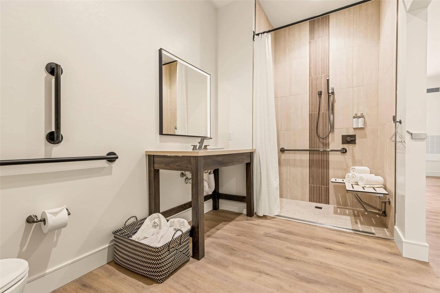 TAAWAKI INN - COTTONWOOD AN ASCEND-guestroom-Guest Room,Bathroom,On-Site.jpg