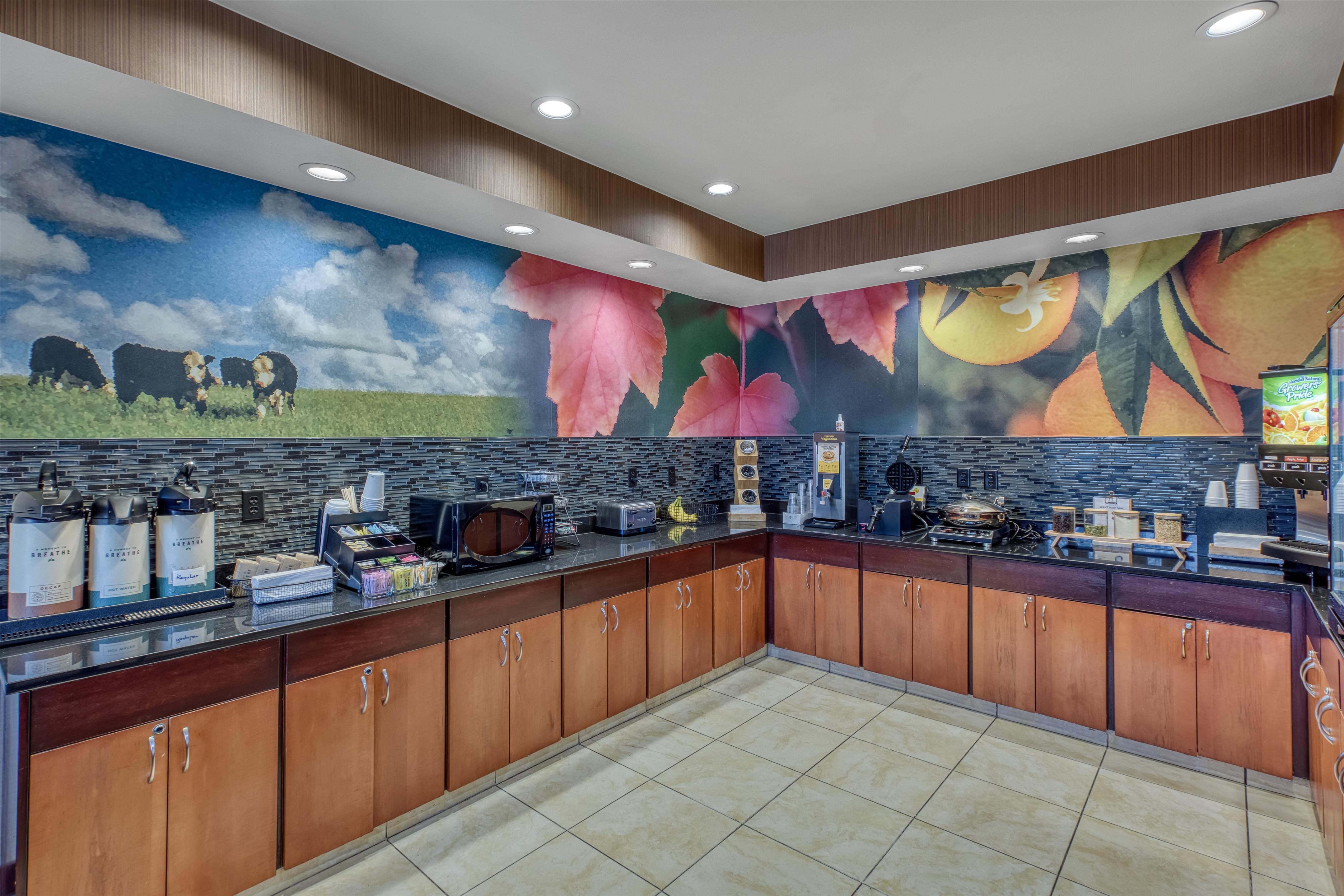 Breakfast Area | SureStay by Best Western Mount Pleasant Racine