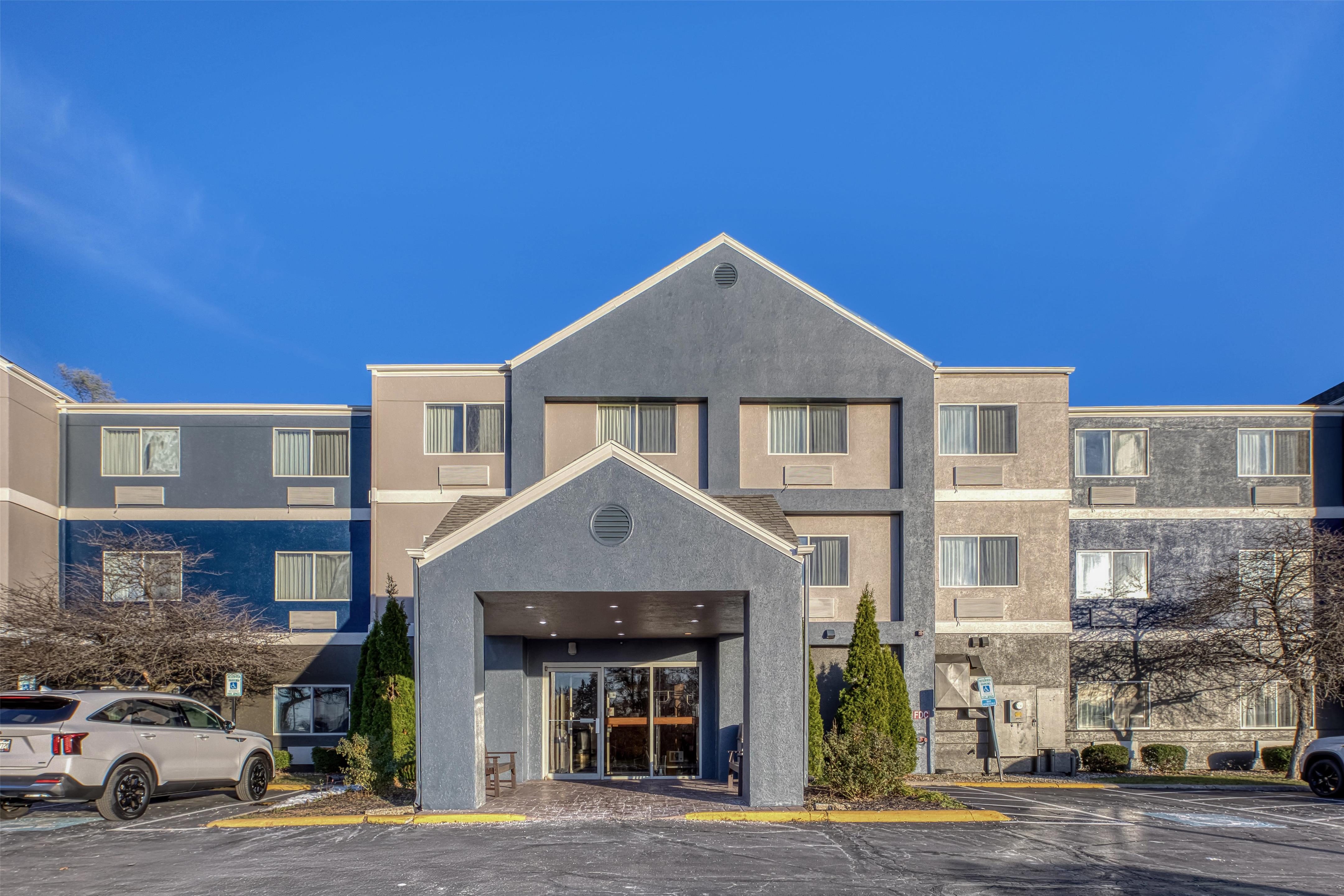 Hotel Exterior | SureStay by Best Western Mount Pleasant Racine