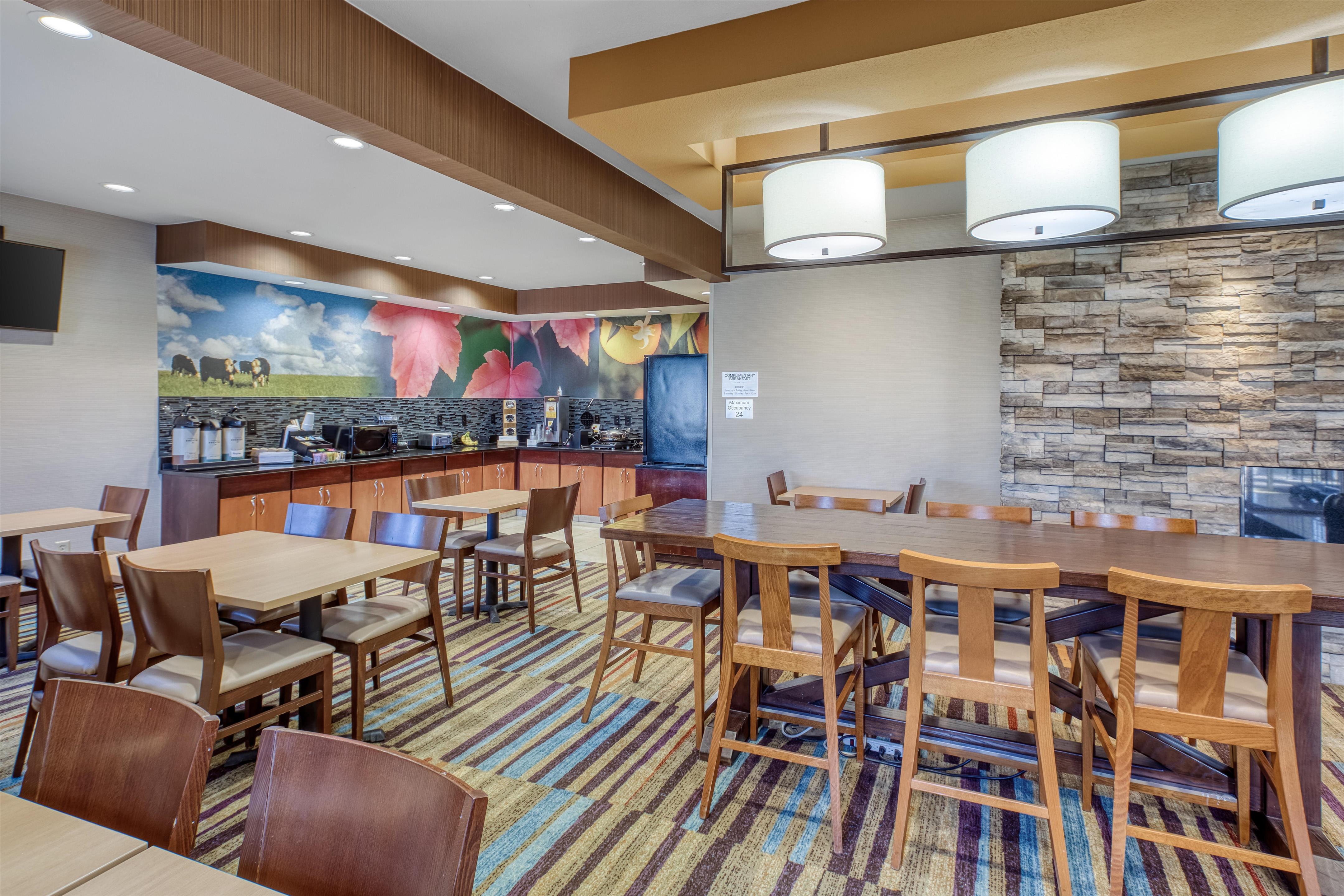 Breakfast Area | SureStay by Best Western Mount Pleasant Racine