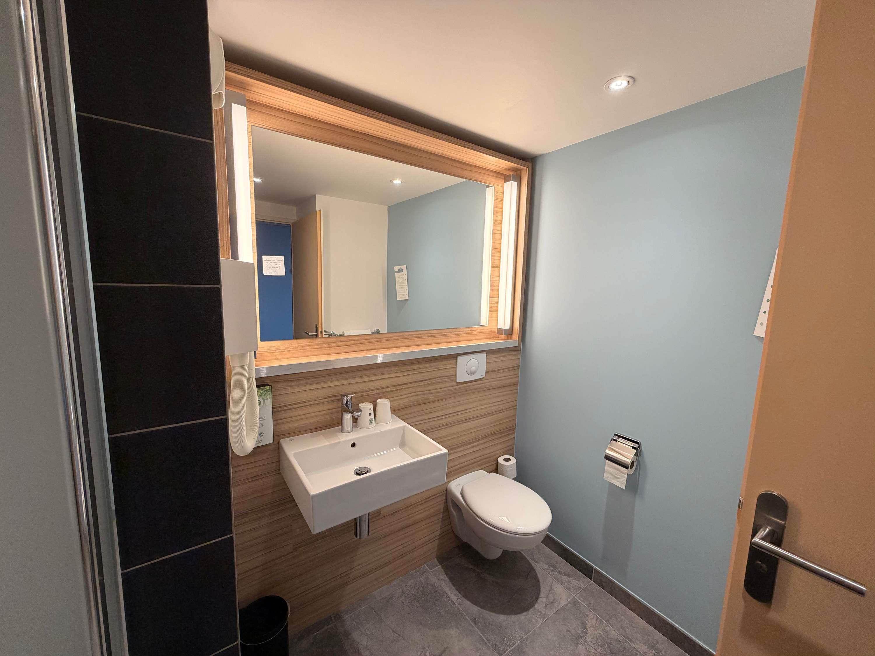 ibis Styles Ales Centre Cevennes Room Type - Family Room - 1 double bed and twin beds