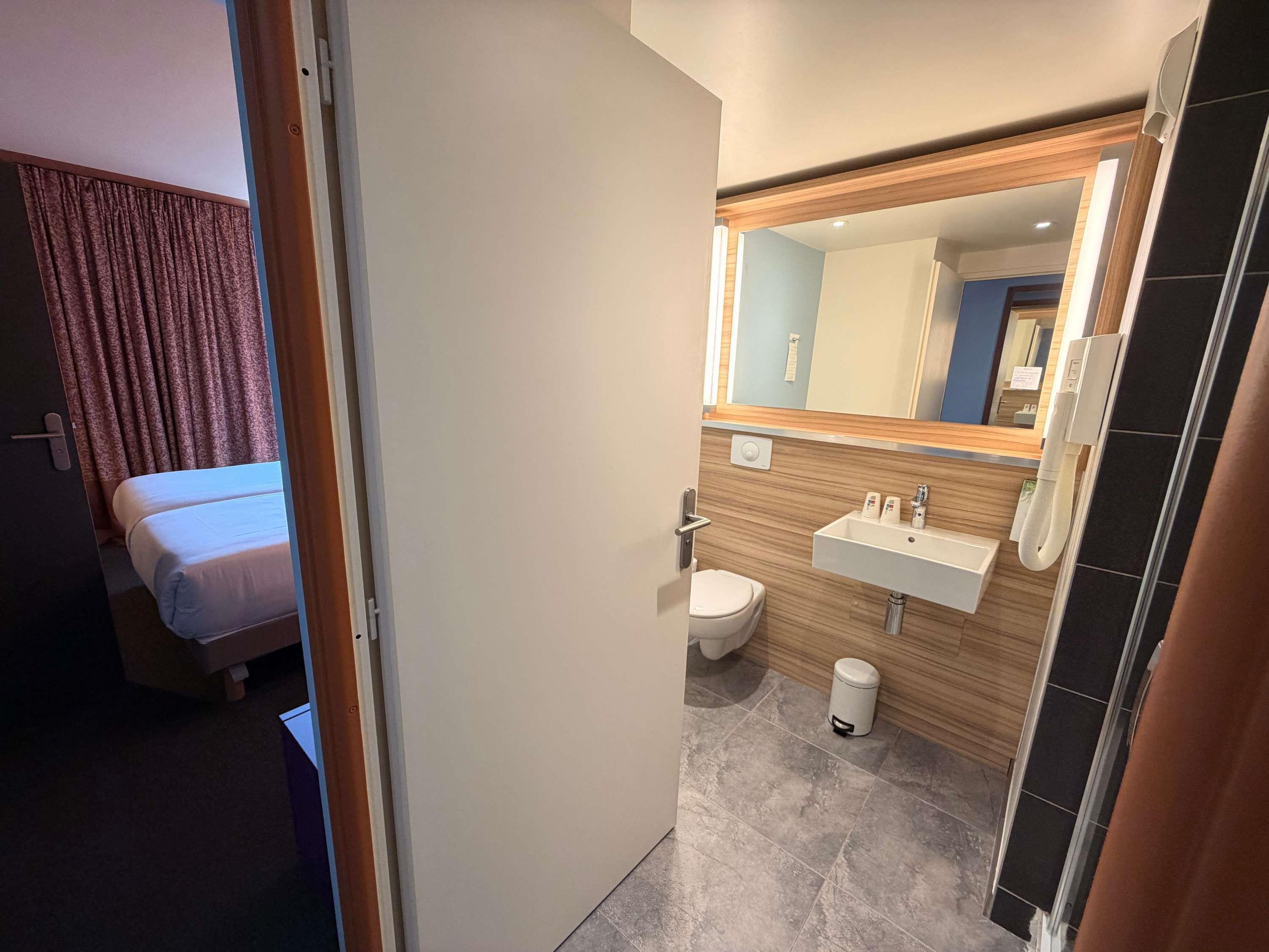 ibis Styles Ales Centre Cevennes Room Type - Family Room - 1 double bed and twin beds