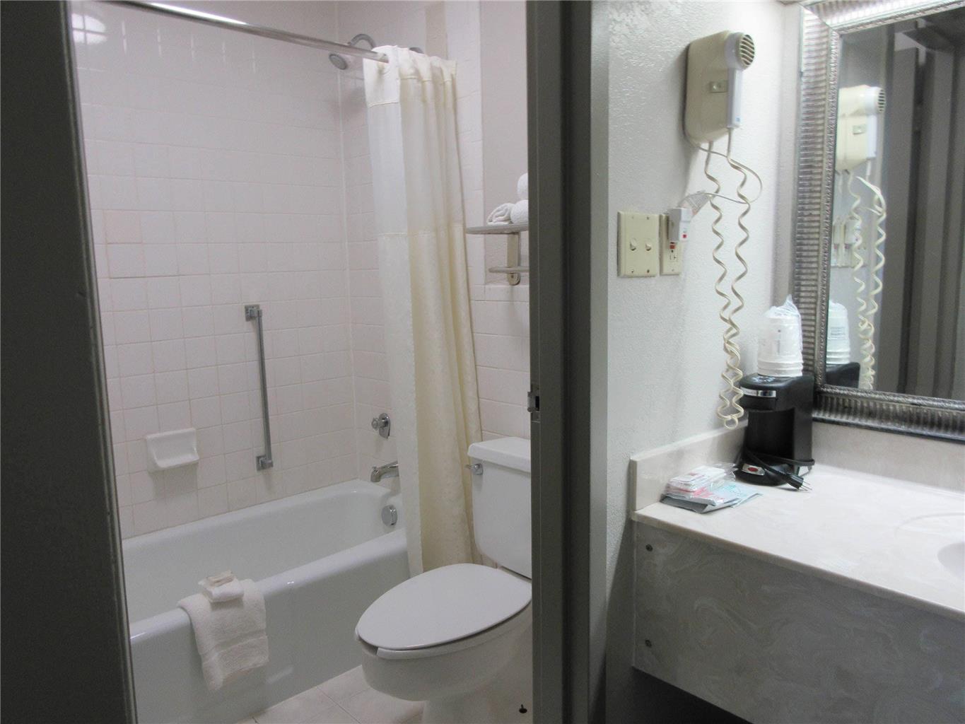 CLARION INN SOUTHERN PINES - PINEHU-guestroom-Guest Room,Bathroom,On-Site.jpg