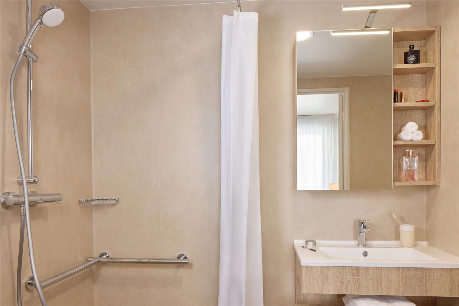 QUALITY APARTHOTEL CHERBOURG-guestroom-Guest Room,Bathroom,On-Site.jpg