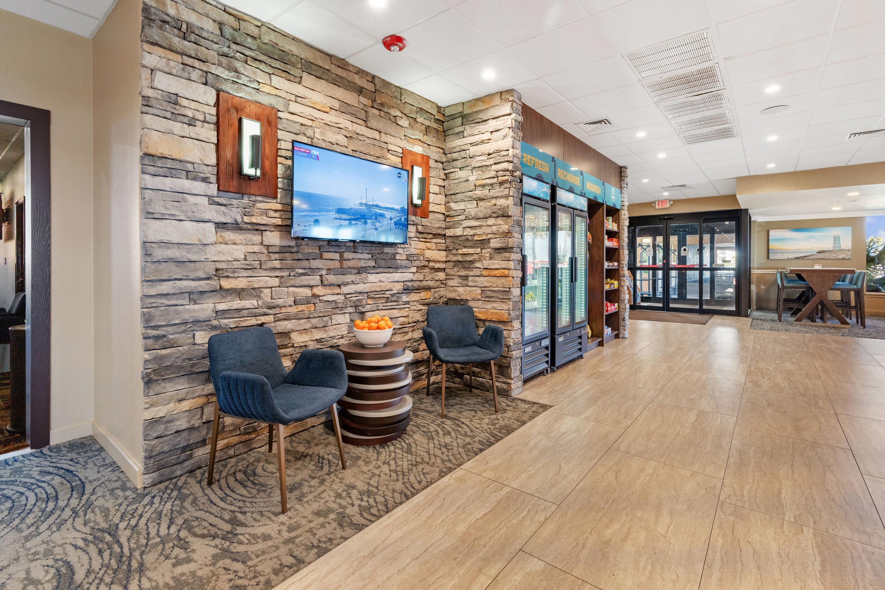 Spacious lobby with sitting area | Beachfront Palms Hotel Galveston