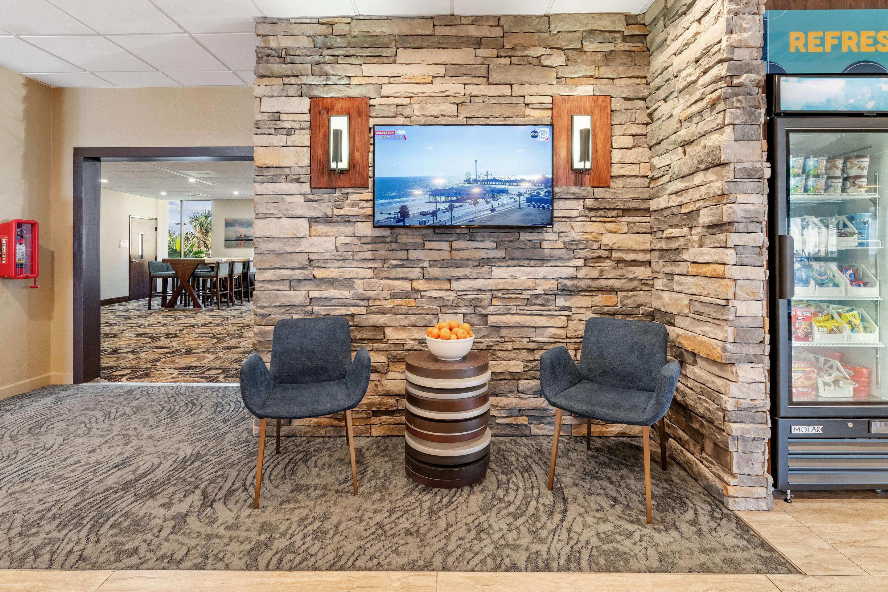 Spacious lobby with sitting area | Beachfront Palms Hotel Galveston
