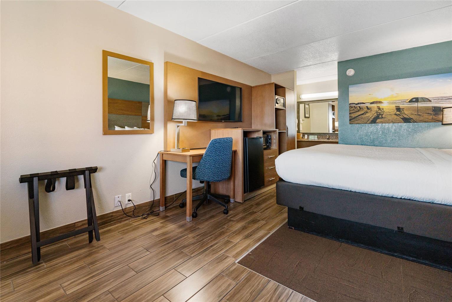 CLARION POINTE GALVESTON BEACHFRONT-guestroom-Guest Room,On-Site.jpg