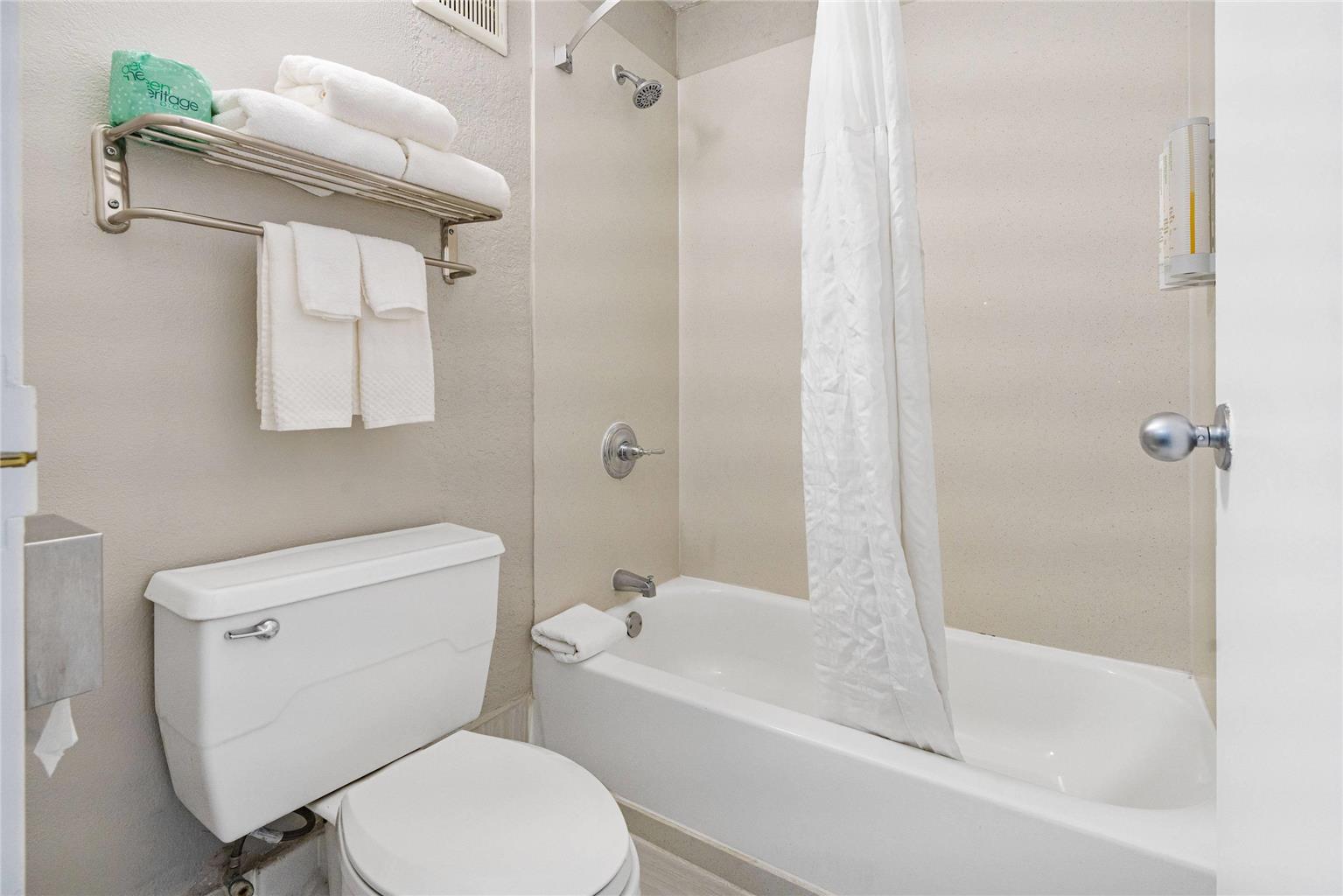 CLARION POINTE GALVESTON BEACHFRONT-guestroom-Guest Room,Bathroom,On-Site.jpg