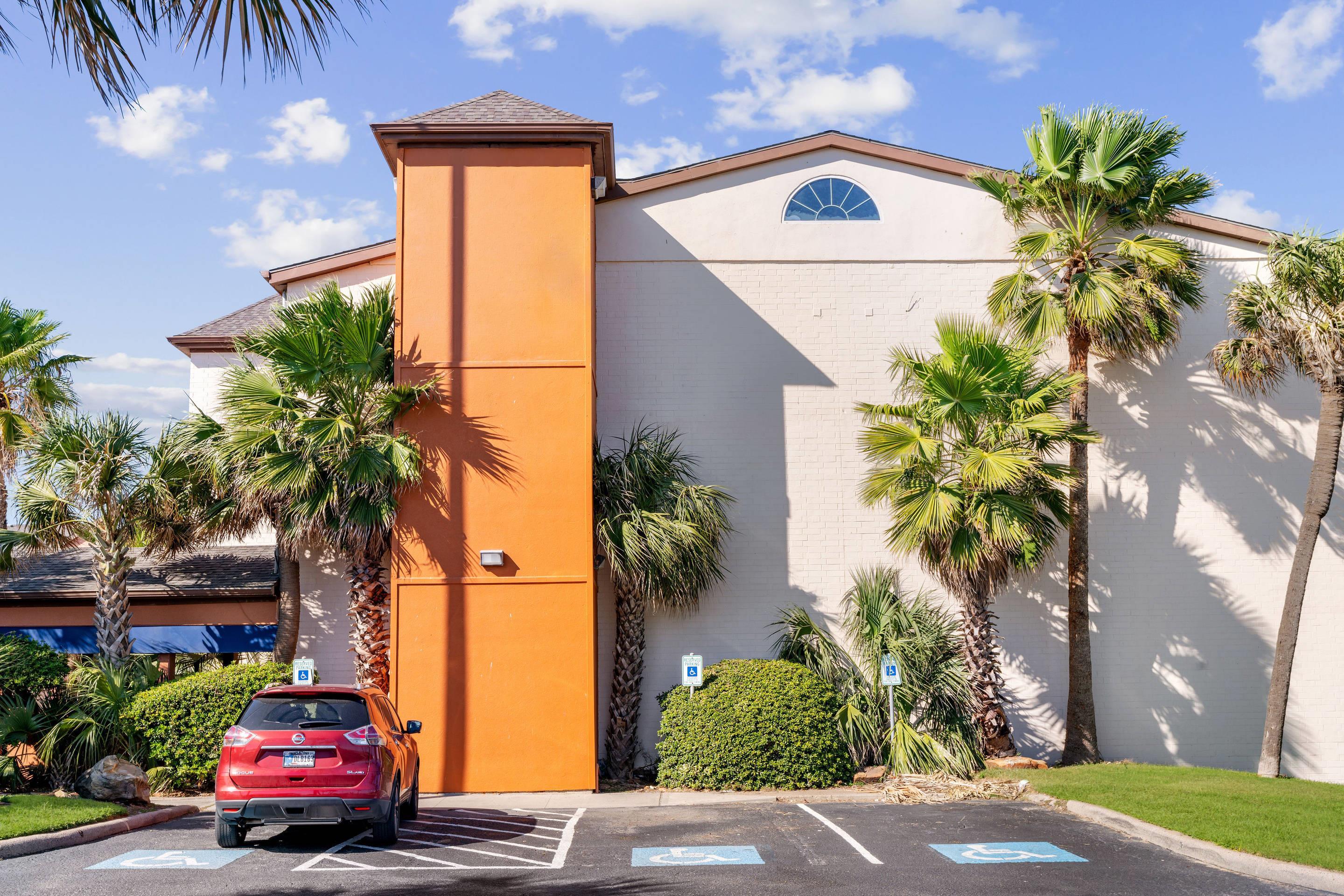 Hotel exterior | Beachfront Palms Hotel Galveston