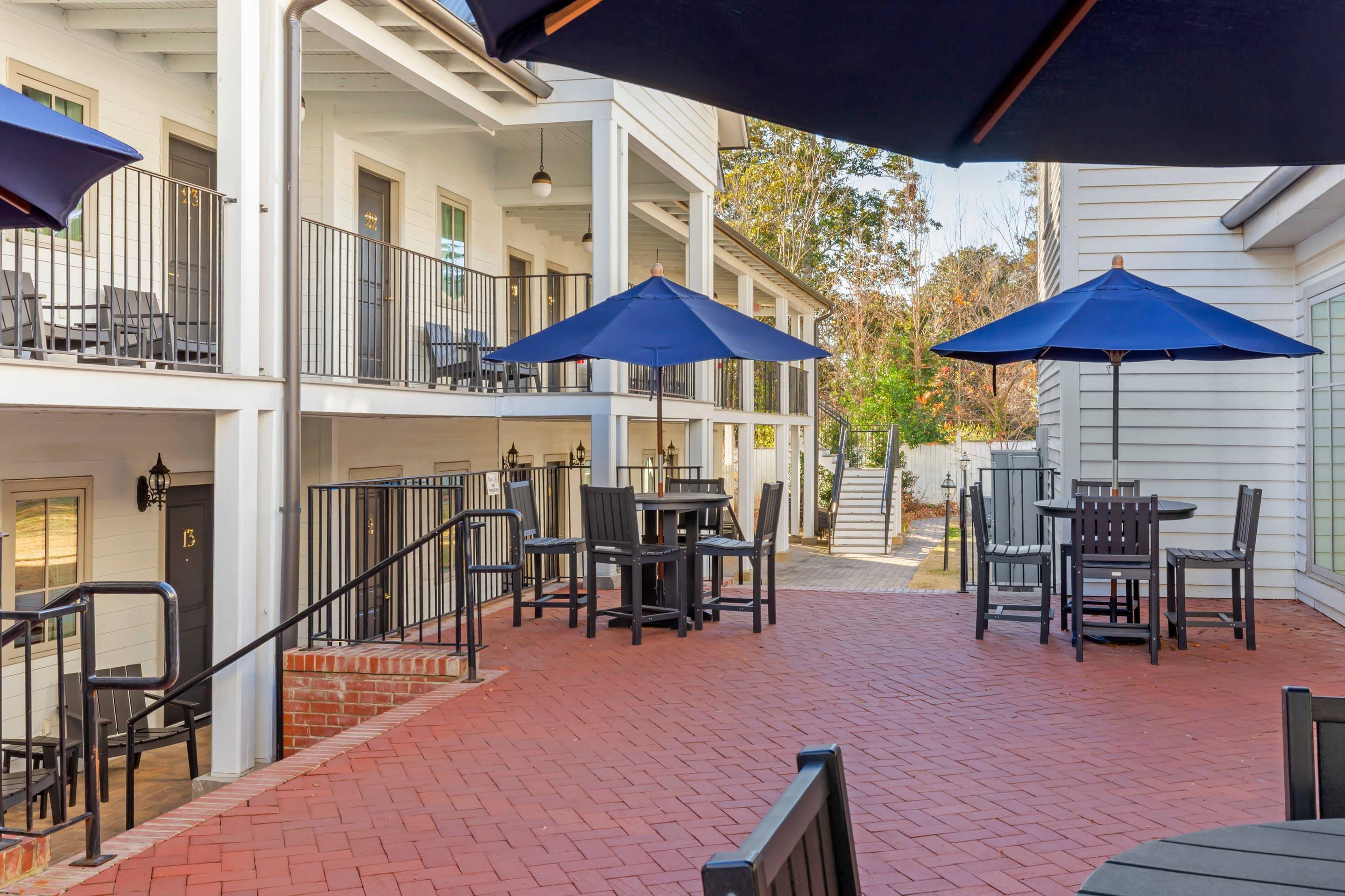 Hotel patio | The Colonial Inn, an Ascend Collection Hotel