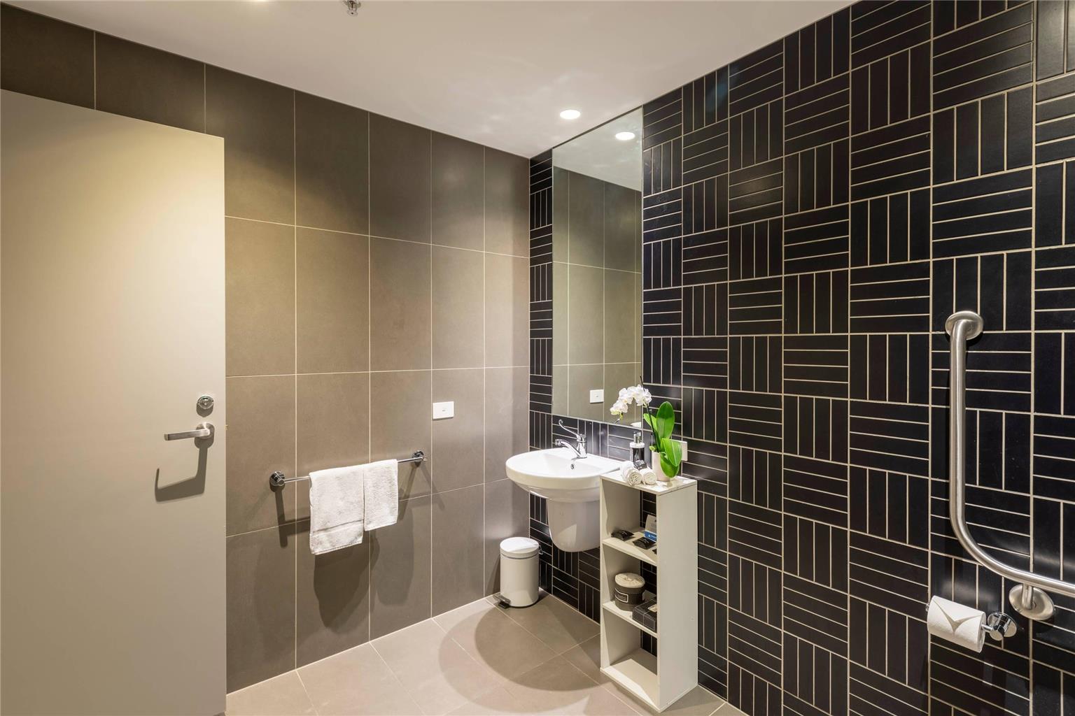 MAINSTAY SUITES ABBOTSFORD-guestroom-Guest Room,Bathroom,On-Site.jpg