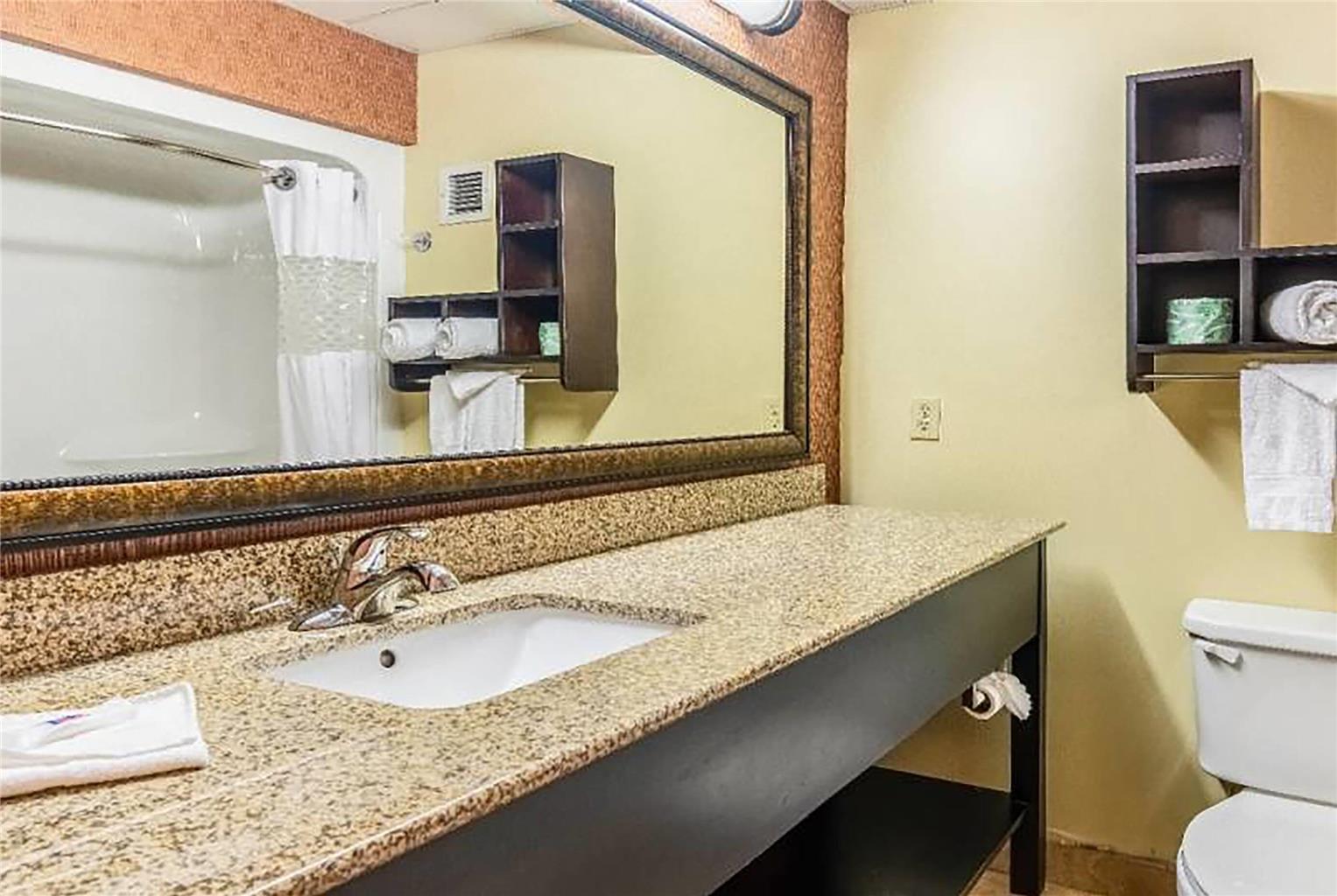 WINGATE BY WYNDHAM CONWAY AR-guestroom-Guest Room,Bathroom,On-Site.jpg