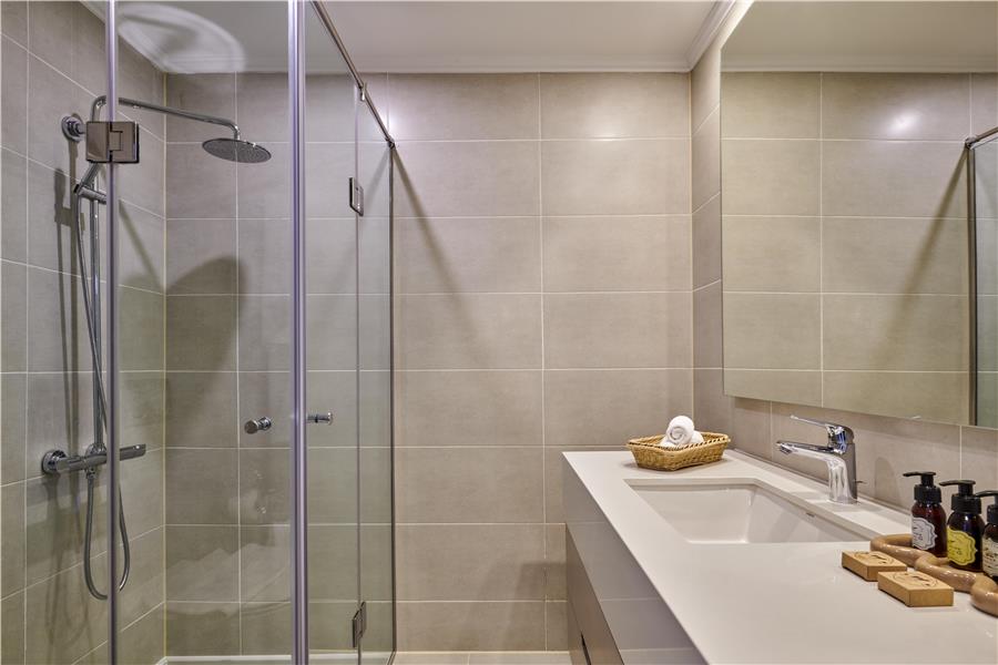 Guest Room,Bathroom,On-Site