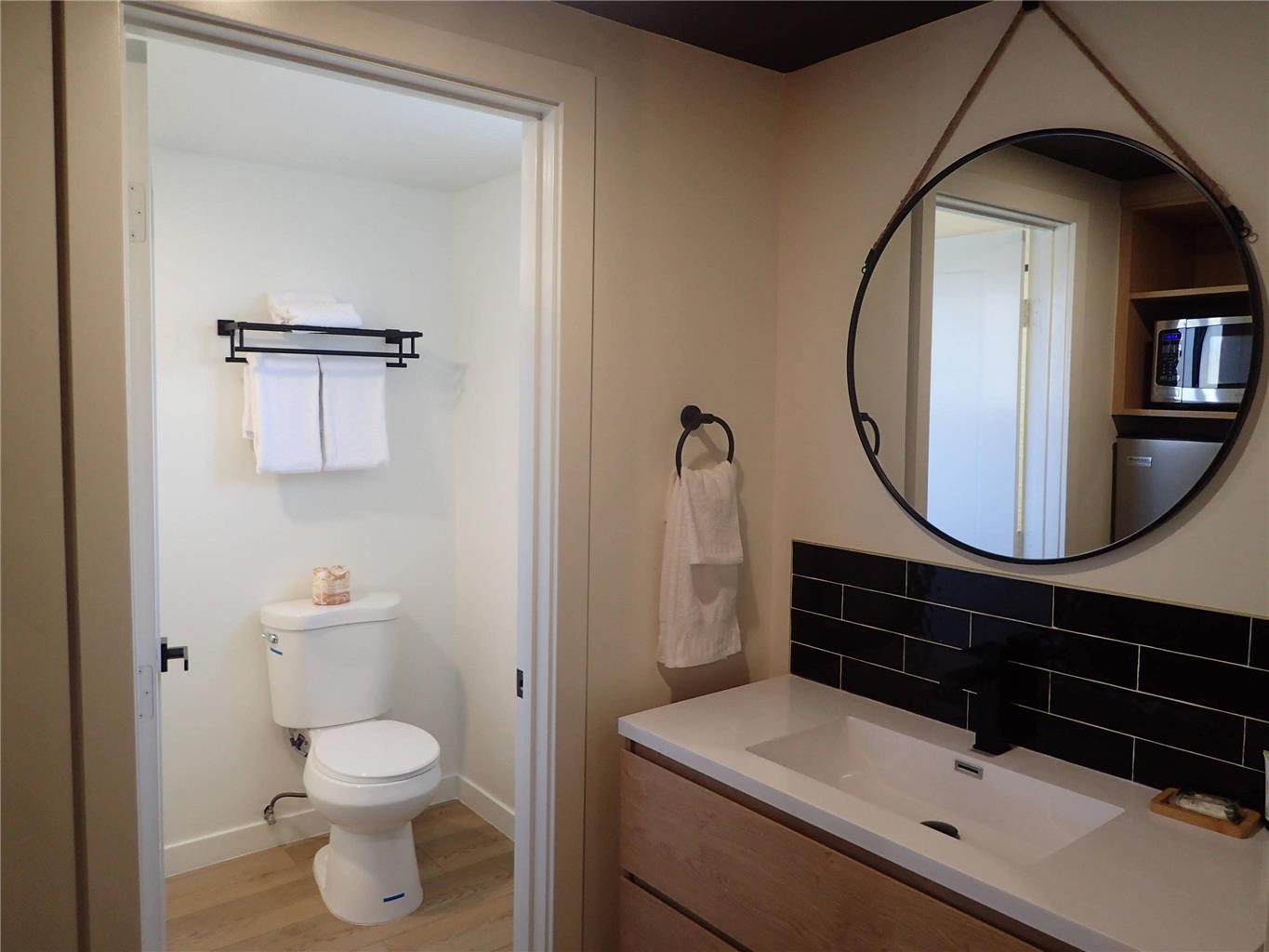LAMP LITER INN VISALIA AN ASCEND CO-guestroom-Guest Room,Bathroom,On-Site.jpg