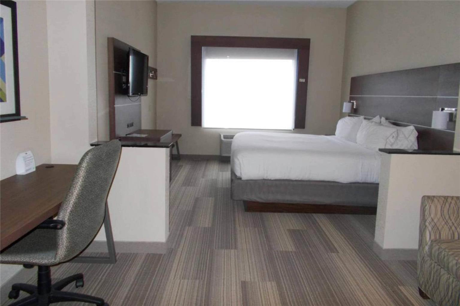 COMFORT INN AND SUITES MIAMI - ROUT-guestroom-Guest Room,Suite,On-Site.jpg