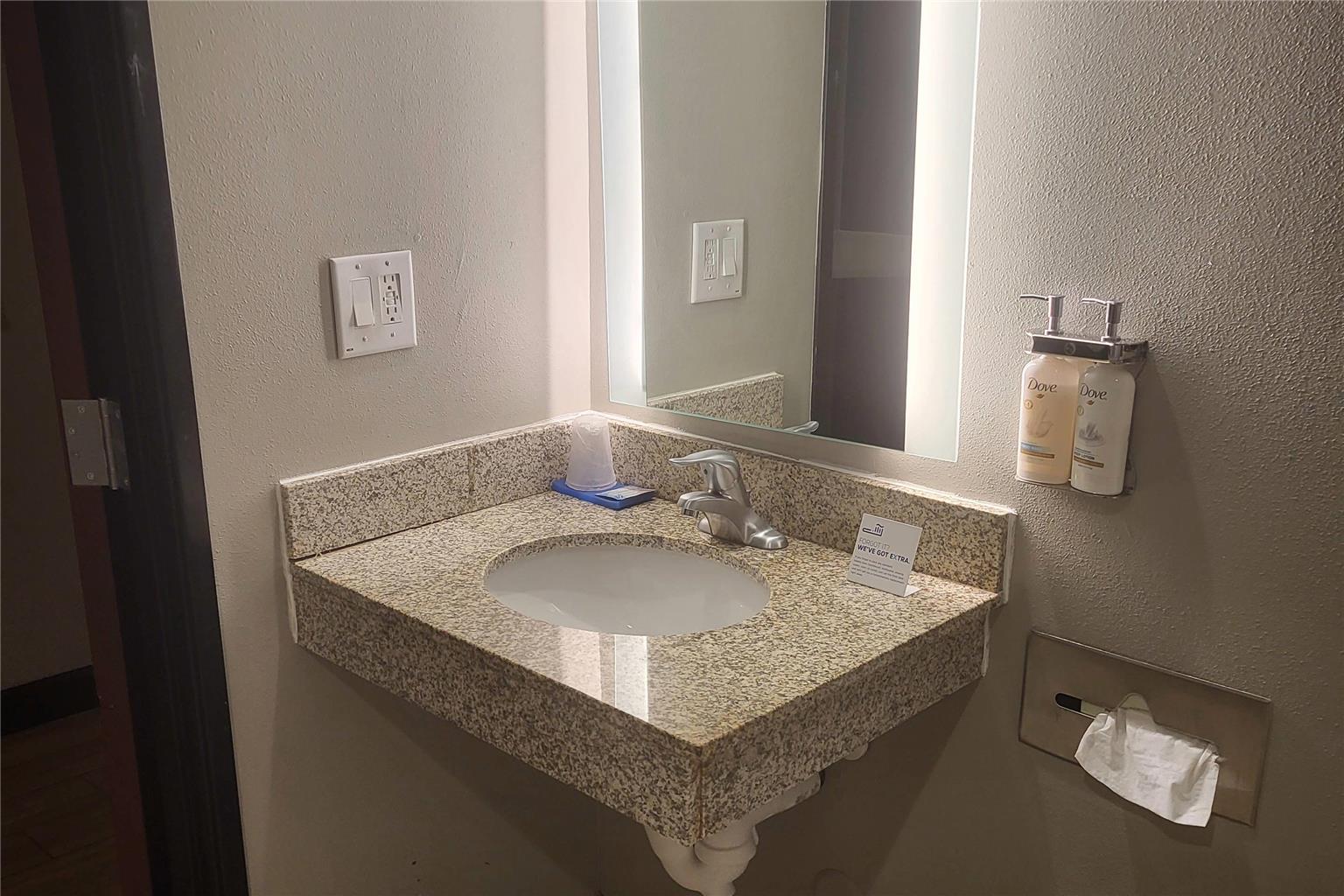 COMFORT INN AND SUITES MIAMI - ROUT-guestroom-Guest Room,On-Site.jpg