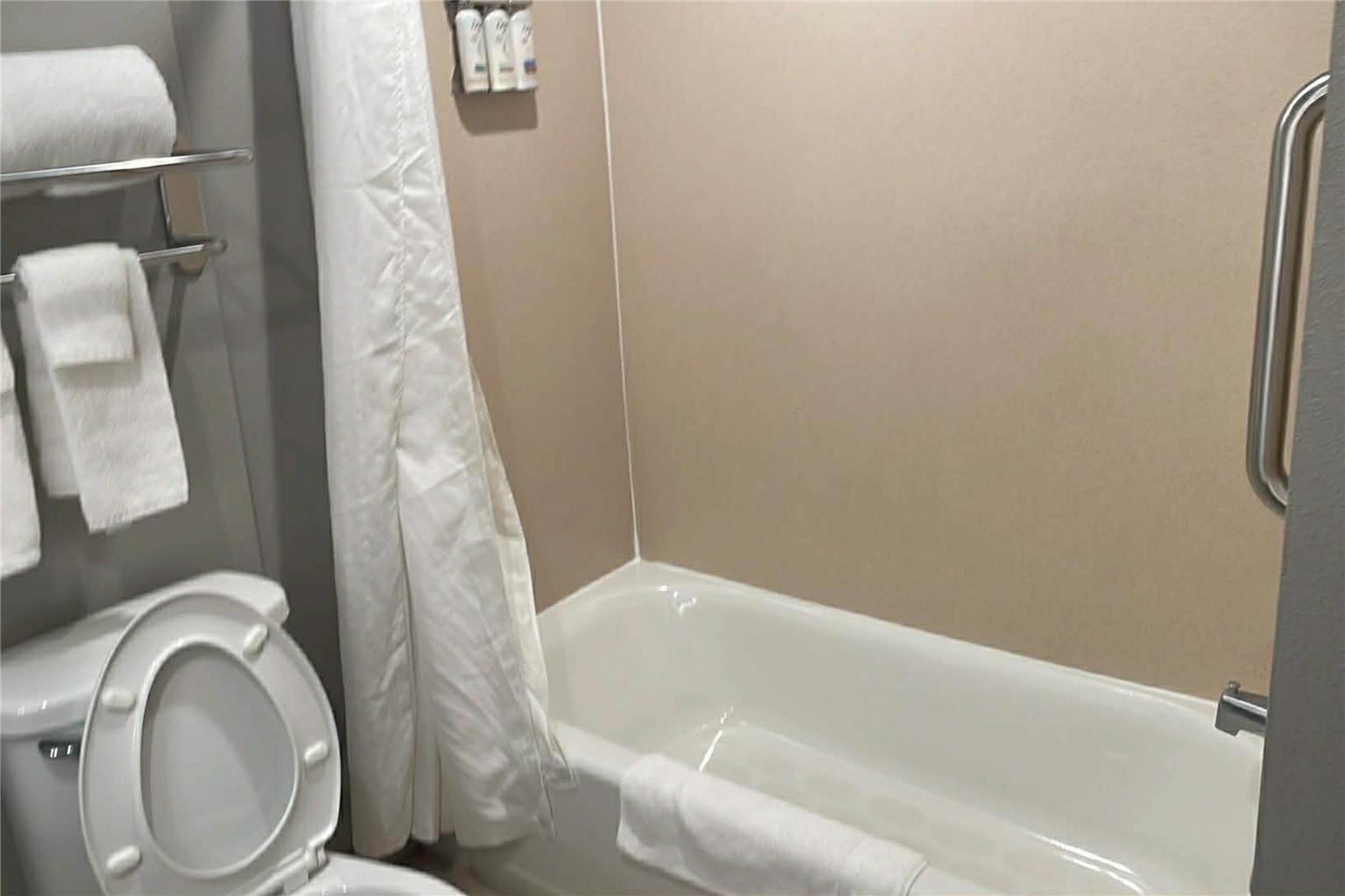 COMFORT INN AND SUITES MIAMI - ROUT-guestroom-Guest Room,Bathroom,On-Site.jpg