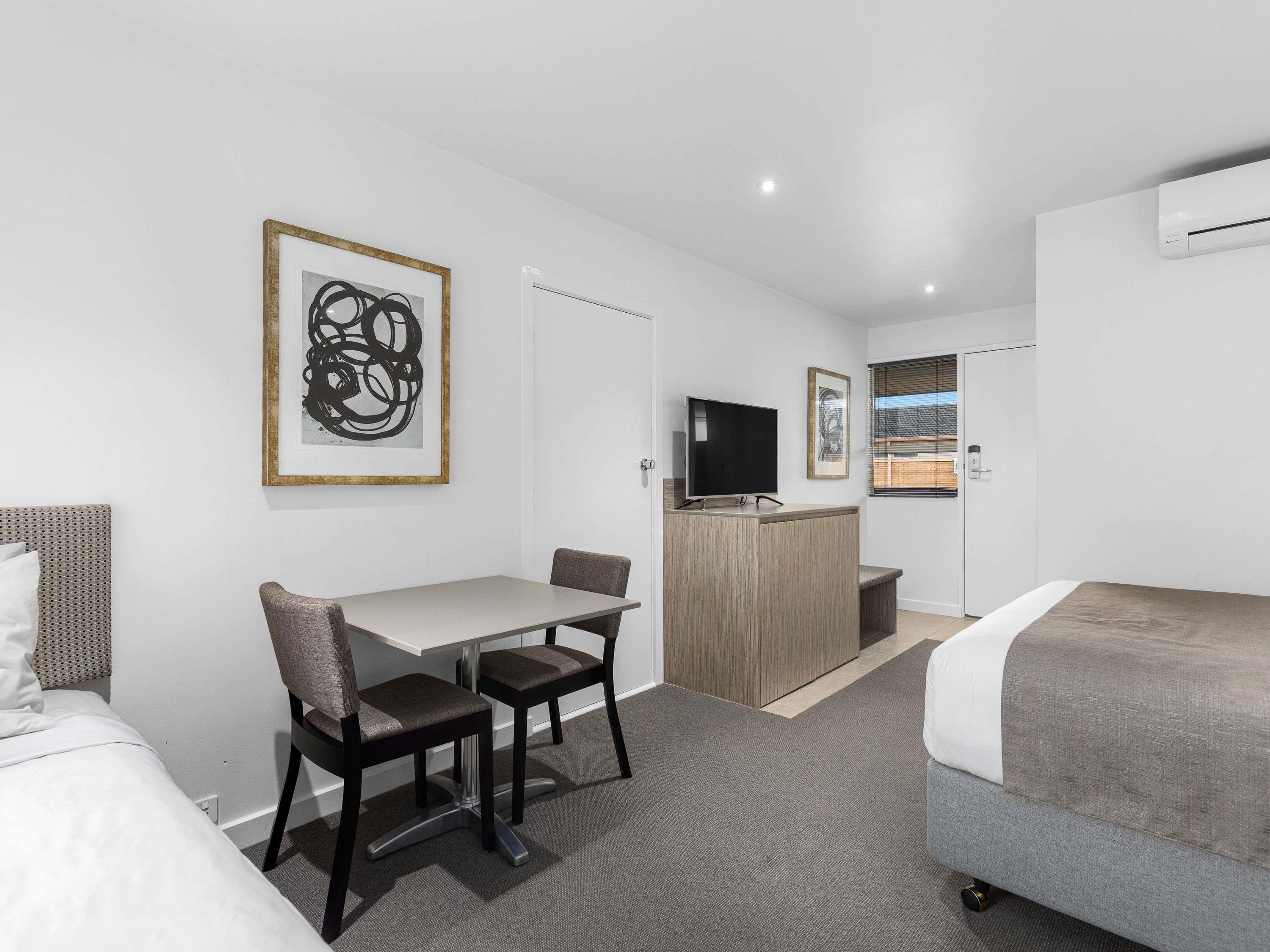 MANTRA MOUNT GAMBIER Room Type - Deluxe Family Room with One Queen Bed and Two Single Beds MANTRA MOUNT GAMBIER Room Type - Deluxe Family Room with One Queen Bed and Two Single Beds