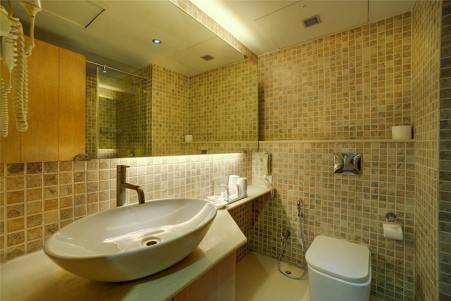 SIAMTON INN TRADEMARK BY WYNDHAM-guestroom-Guest Room,Bathroom,On-Site.jpg