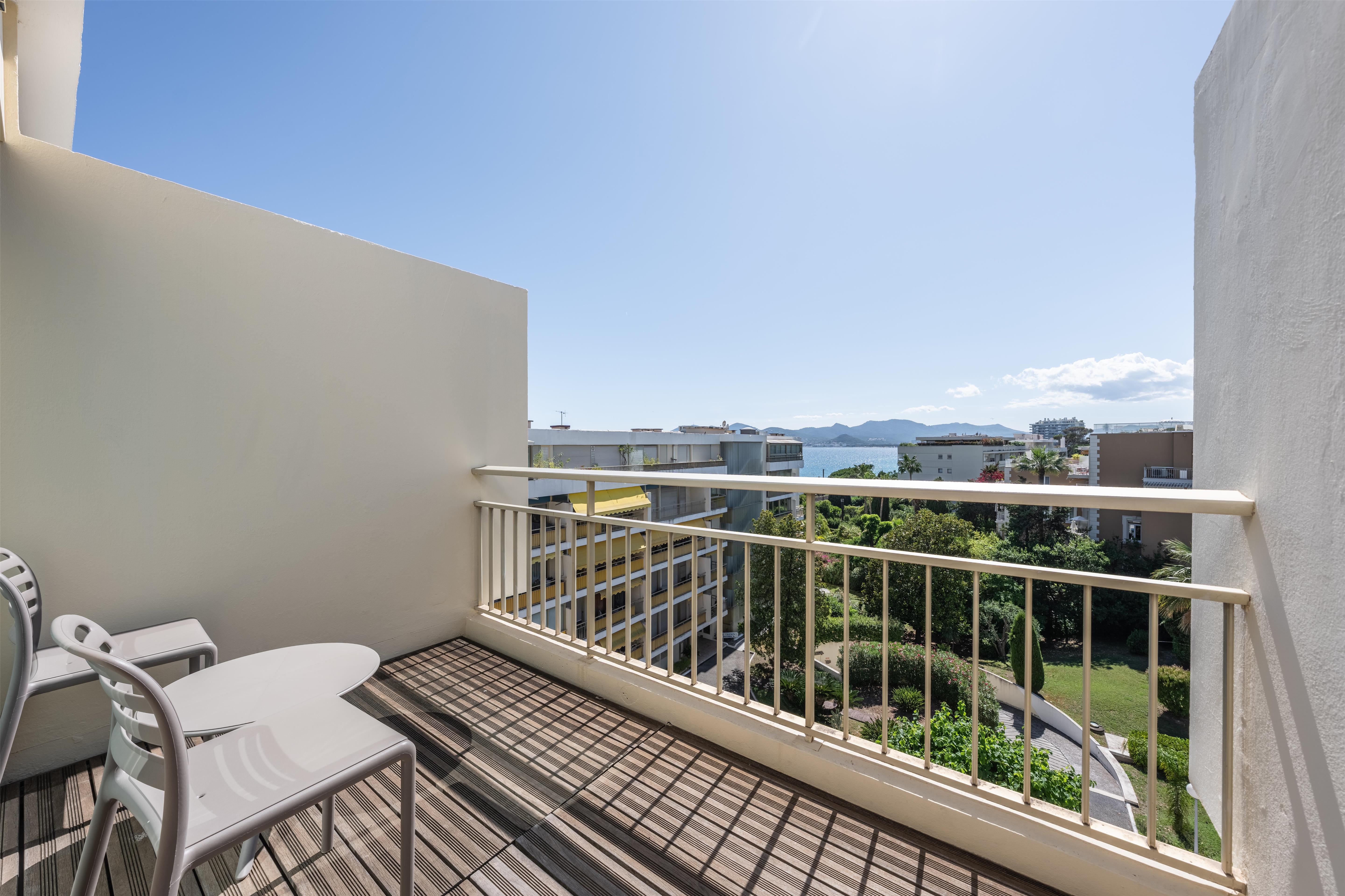 Radisson Hotel Cannes Seaside - Tap to explore photos