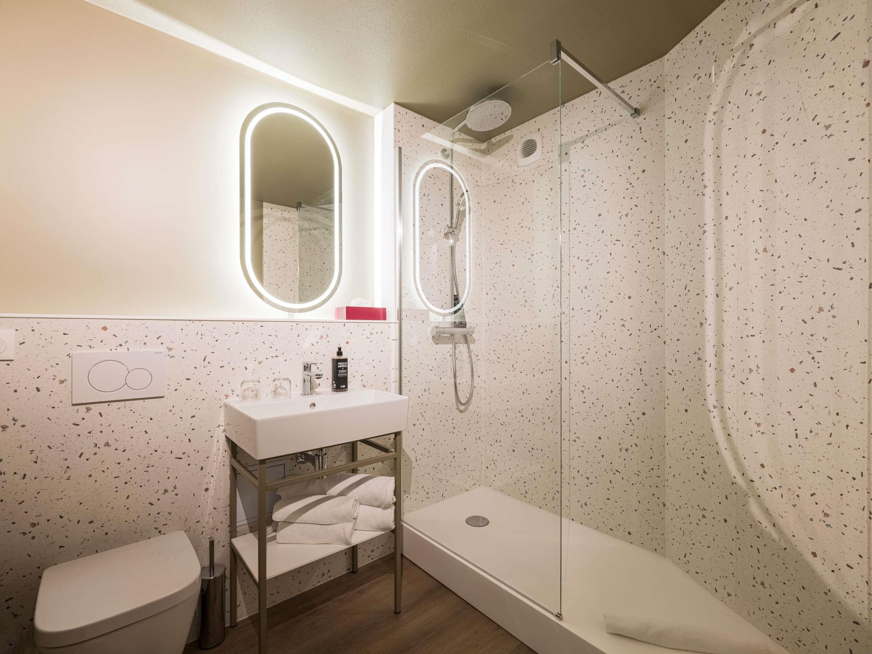 Hotel Novel Restaurant La Mamma Room Type - Standard Room - 2 single beds