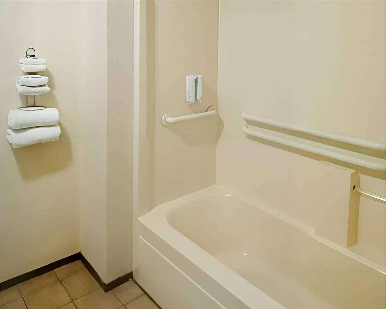RODEWAY INN JACKSON - MARTELL-guestroom-Guest Room,Bathroom,On-Site.jpg