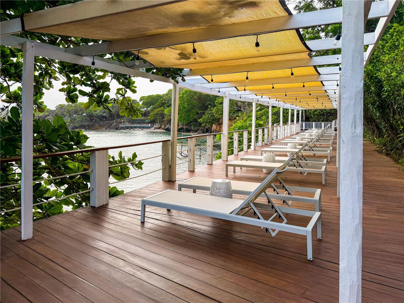 ROATAN MEDIA LUNA RESORT-guestroom-Guest Room,Guest Room Amenity,Patio/Terrace,Architecture,Indoor/Interior,On-Site,Outdoor/Exterior,Summer,Exterior View of Building.jpg