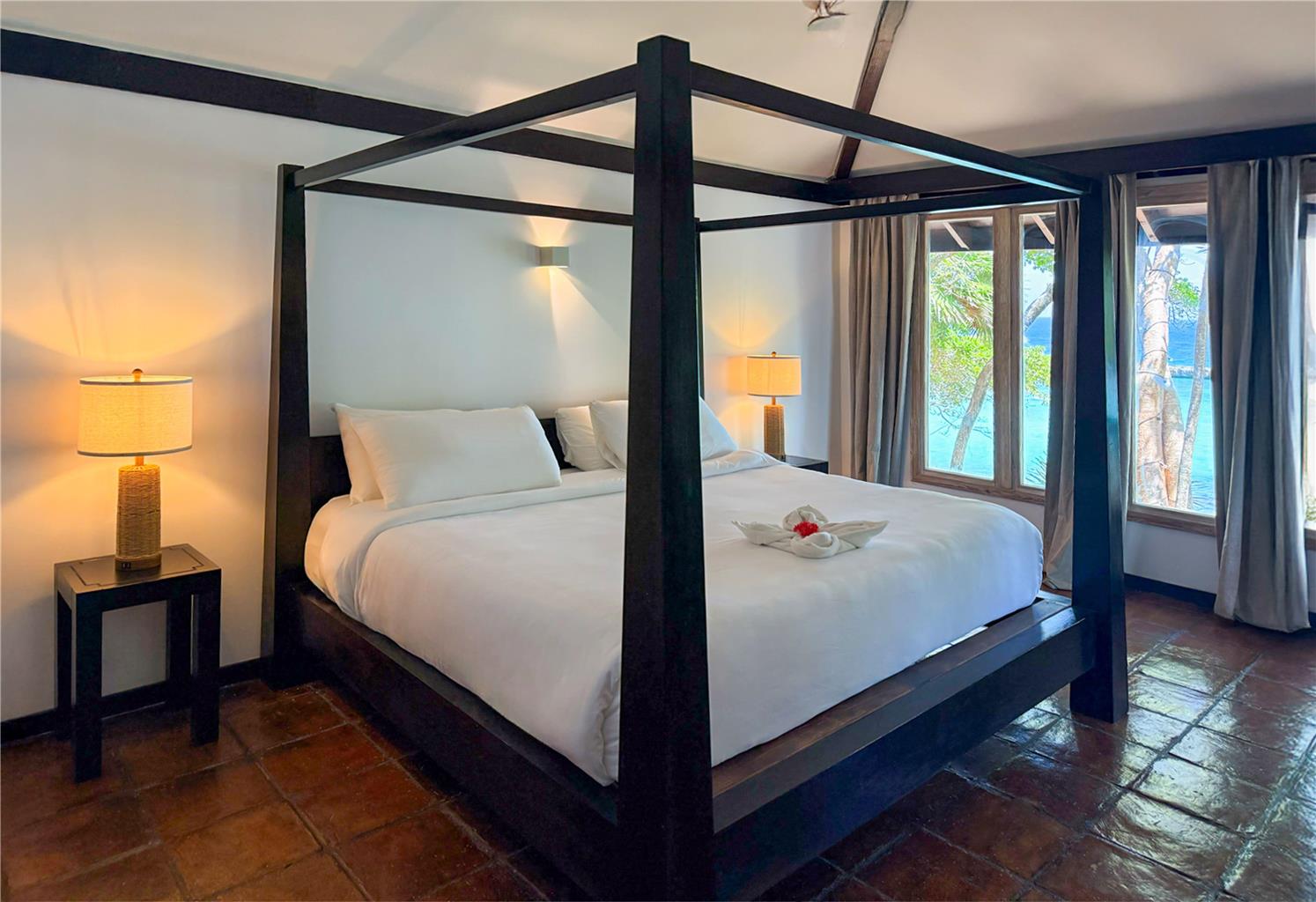 ROATAN MEDIA LUNA RESORT-guestroom-Guest Room,On-Site.jpg