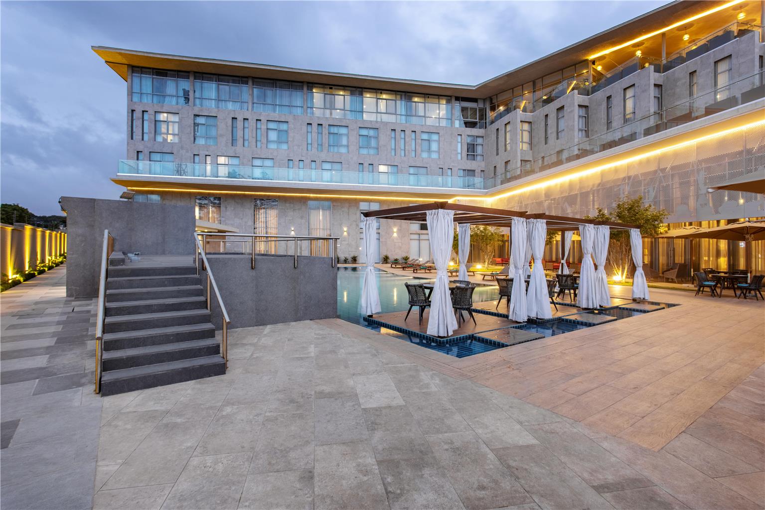 Alisa Hotel Tema