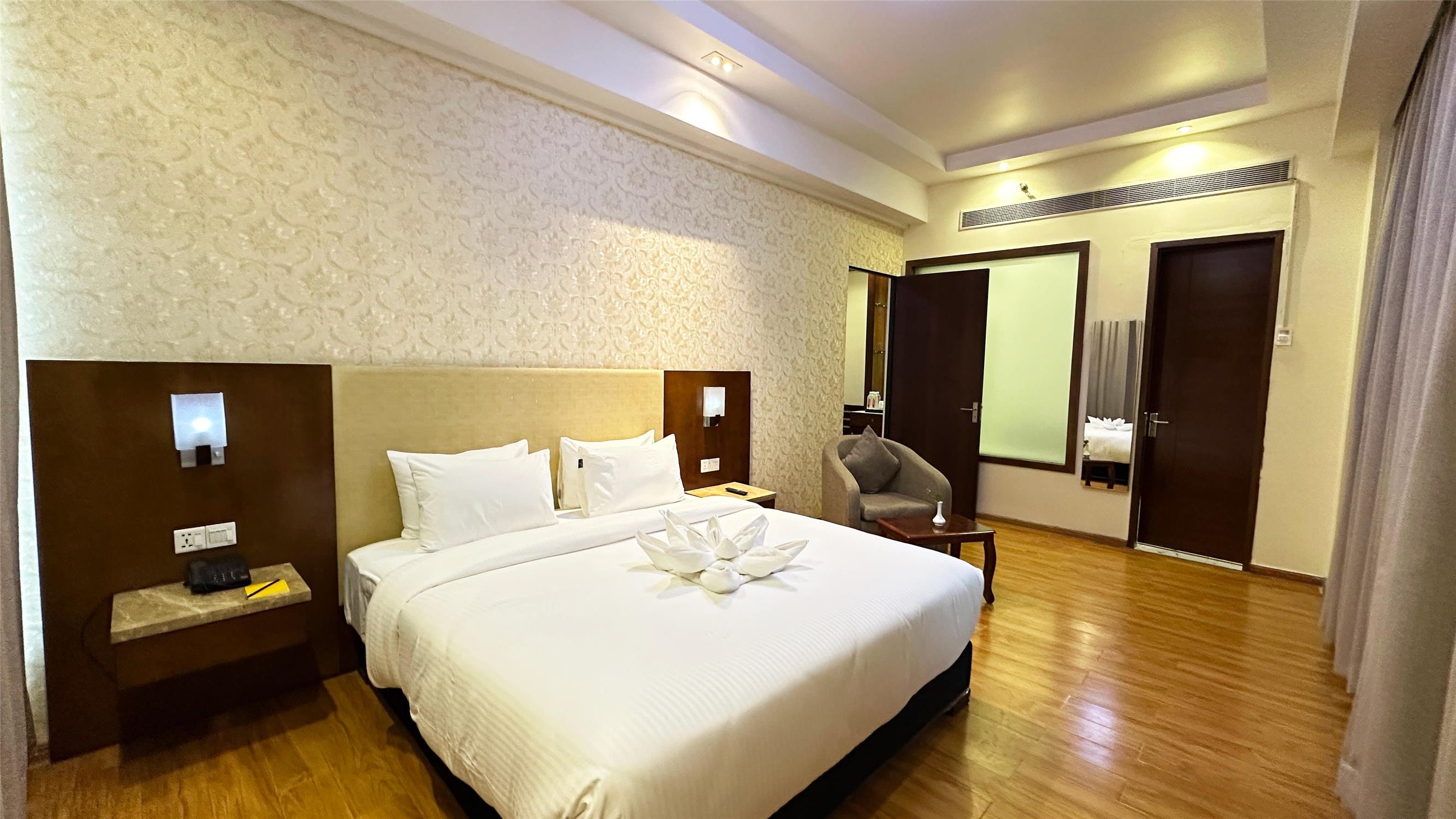 HOTEL GOLDEN TULIP KUKAS JAIPUR - Suite Room Bed