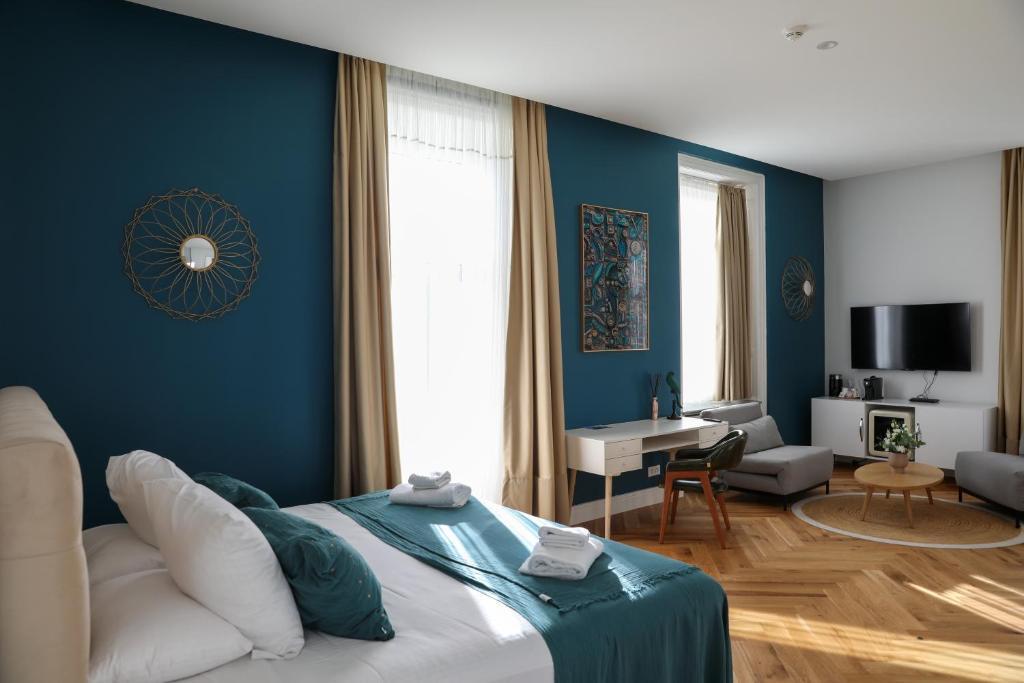 HOTEL SEQUOIAS-guestroom-Guest Room,On-Site.jpg