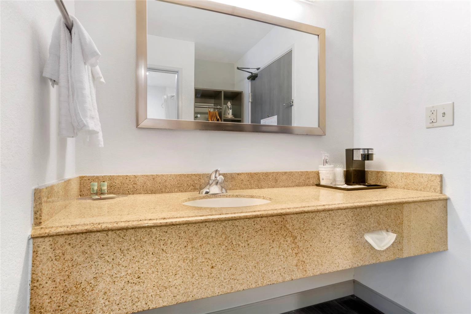 COUNTRY INN AND SUITES MONTGOMERY E-guestroom-Guest Room,Bathroom,On-Site.jpg