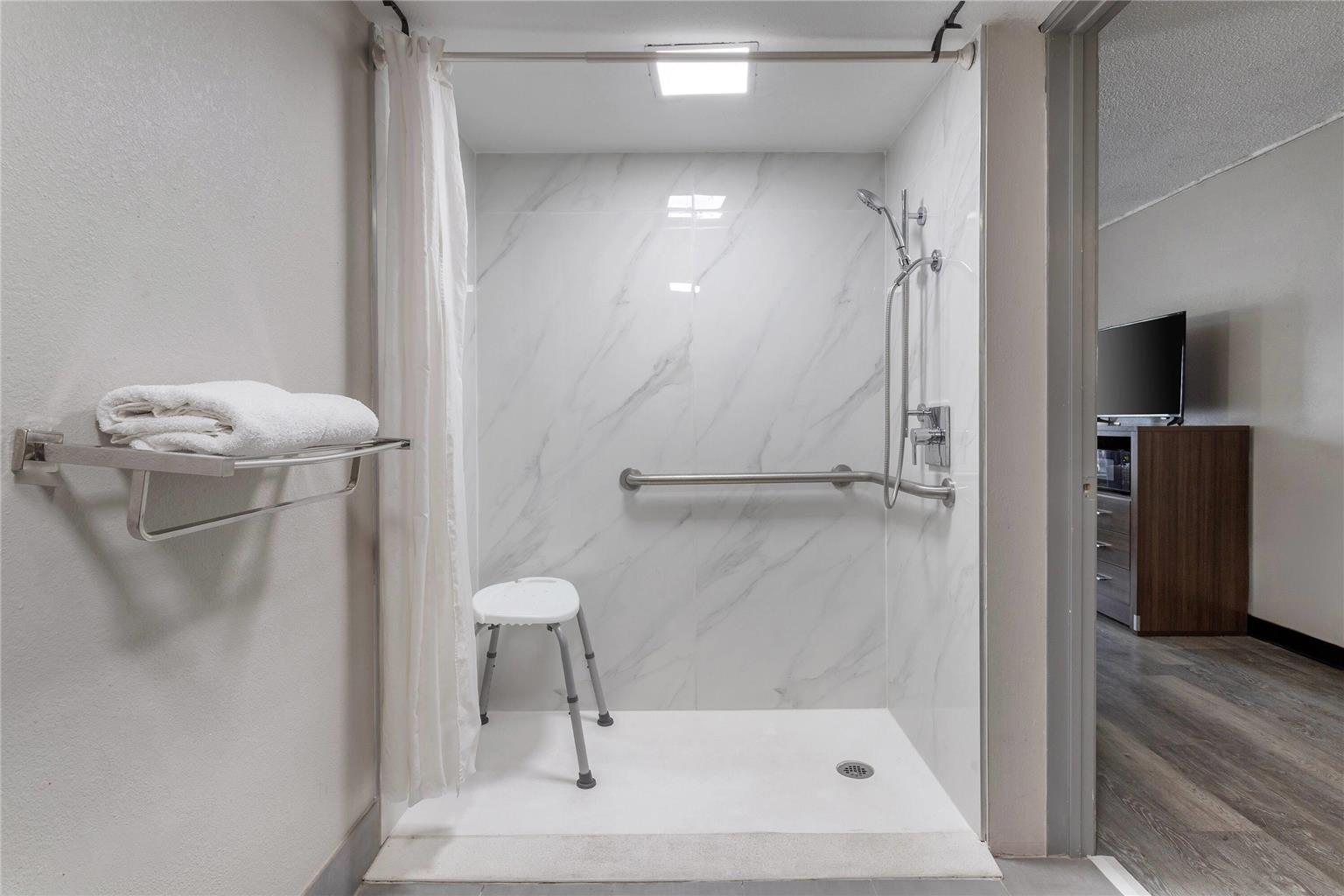 DAYS INN VICTORIA TX EAST-guestroom-Guest Room,Bathroom,Shower,Accessibility,On-Site.jpg