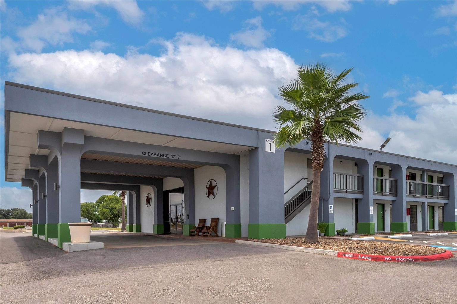 Days Inn by Wyndham Victoria East