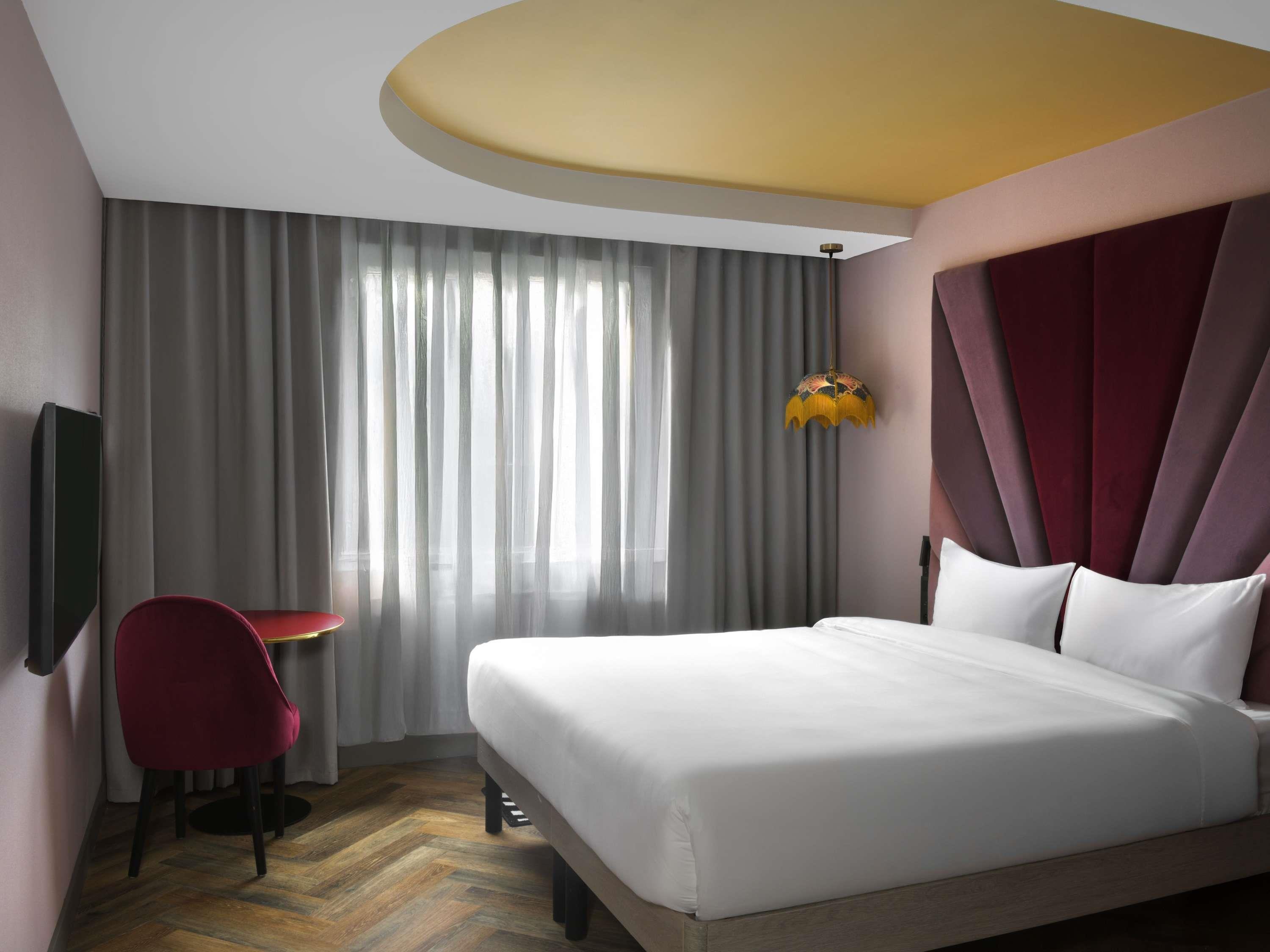 IBIS STYLES KINSHASA Room Type - Standard Room with 1 King Size Bed bed